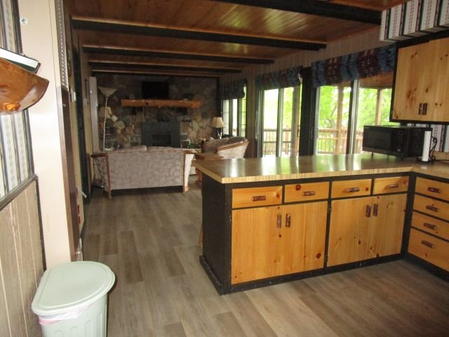 OakLakeCabinKitchenLivingRmArea.jpg