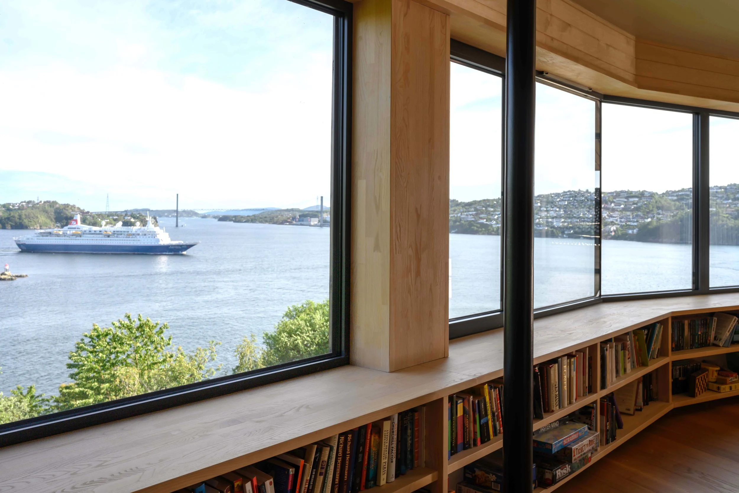 Huset blir varmet opp via varme fra fjellet som blir distribuert via vannbåren varme til hele huset. Dette er en vanlig løsning. Det som er mindre konvensjonelt var at familien og arkitekt jobbet frem en løsning som innebar at man ikke trengte balansert ventilasjon samtidig som man holdt seg godt innenfor dagens tekniske forskrifter. Inneluften blir ventilert ut mekanisk fra huset, varmen gjenvunnet og ført tilbake til gulvvarmesystemet. På denne måten blir alle rom hele tiden direkte forsynt med frisk luft.