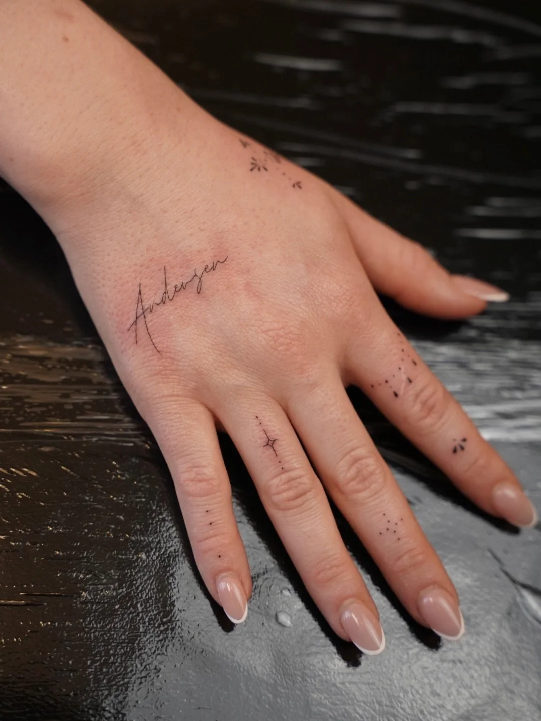 hand tattoos for @malea.legacy 🖤 

#minimaltattoo #fineline #singleneedle #daintytattoo