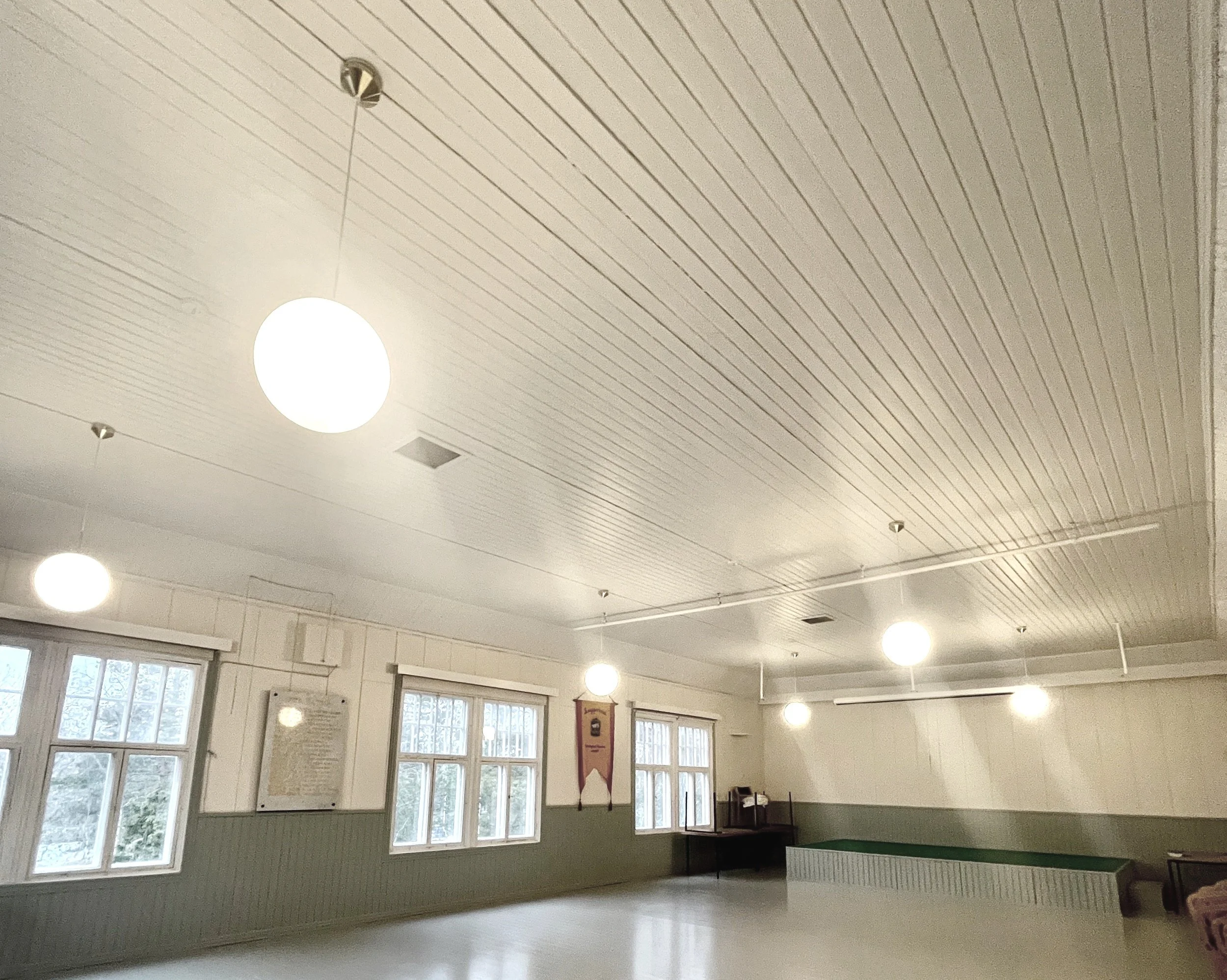 Vårt projekt i Tunaborg: målning av festsalens tak och installation av två luftvärmepumpar