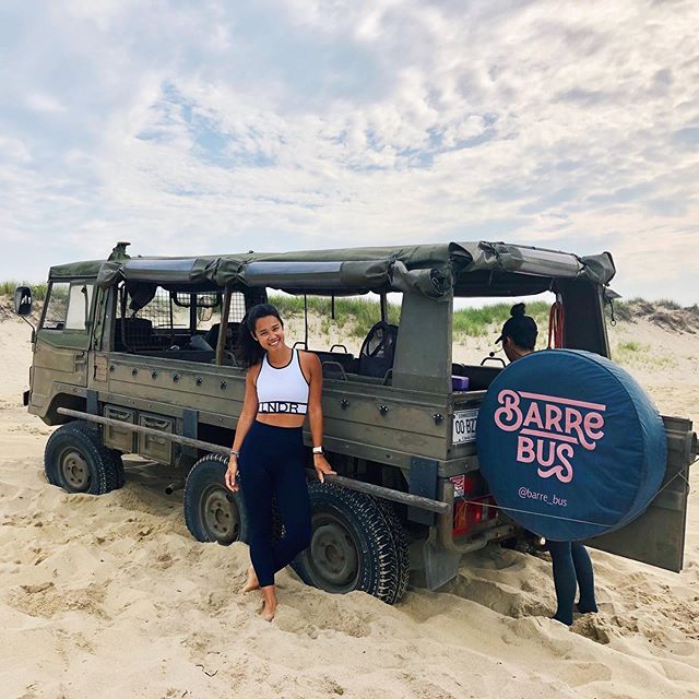 BEACH BARRE ☀️🌊
on island time this weekend for a bestie&rsquo;s bach 👯&zwj;♀️ who loves her workout classes just as much as I do, so we kicked off the party with @forme.nantucket&rsquo;s beach barre class. this was such a fun way to start the day,