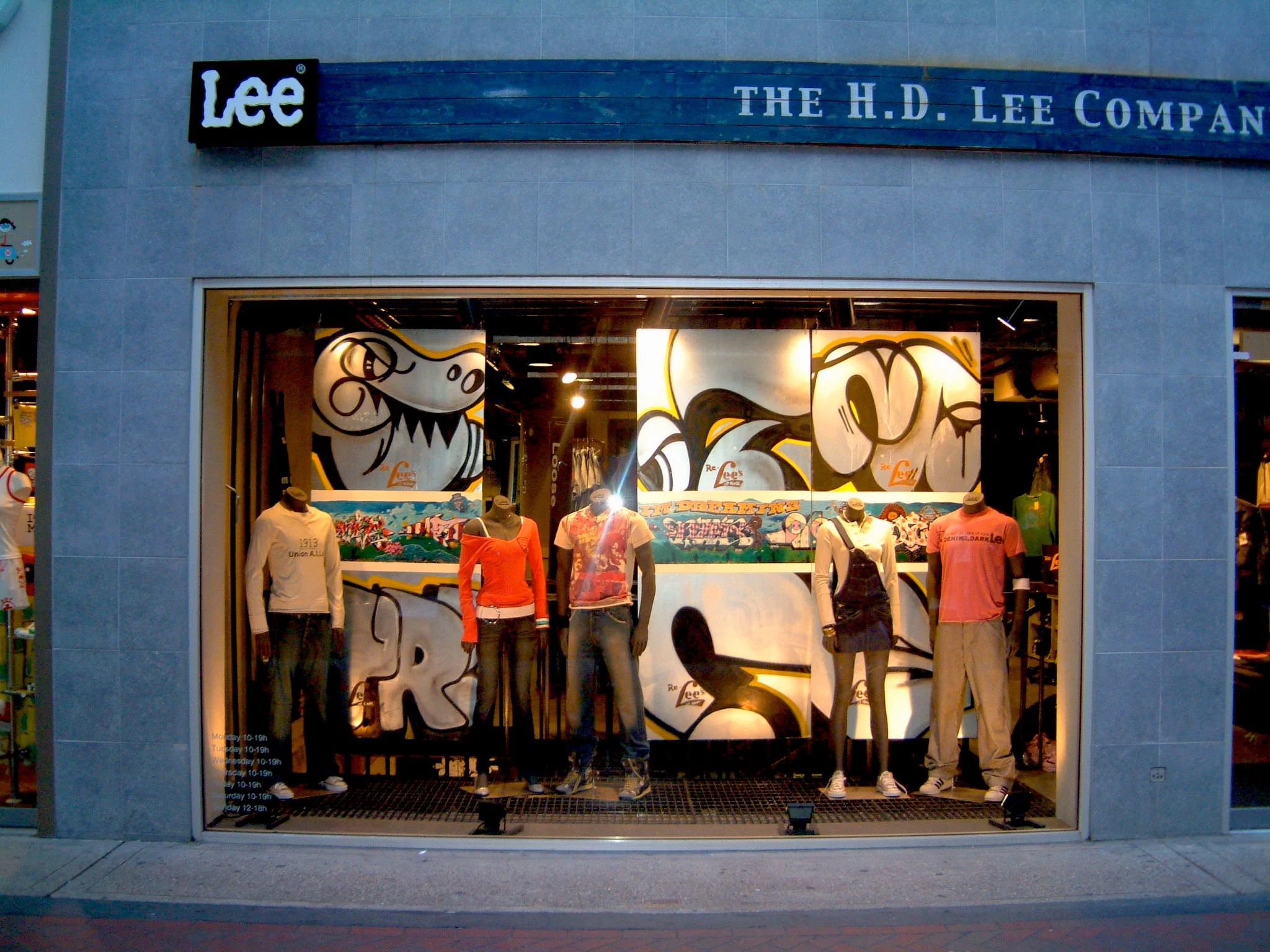 Lee Jeans Flagshipstore Window Display for 4 week Jean Customizing Event