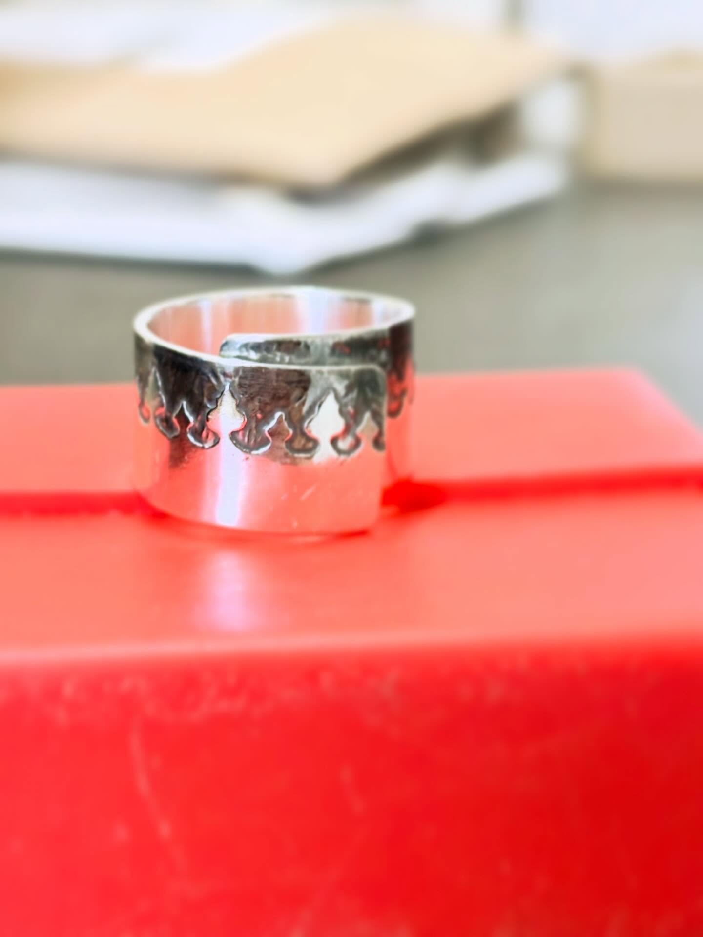Another happy client - the original ring, a gift, was lost 😞 Fortunately I was able to make a replacement for her &amp; she was over the moon ❤️ 
My job brings me so much joy! 

#madetoorder #etchedsilver #makersatmanchestercraft #smallbizlove #crow