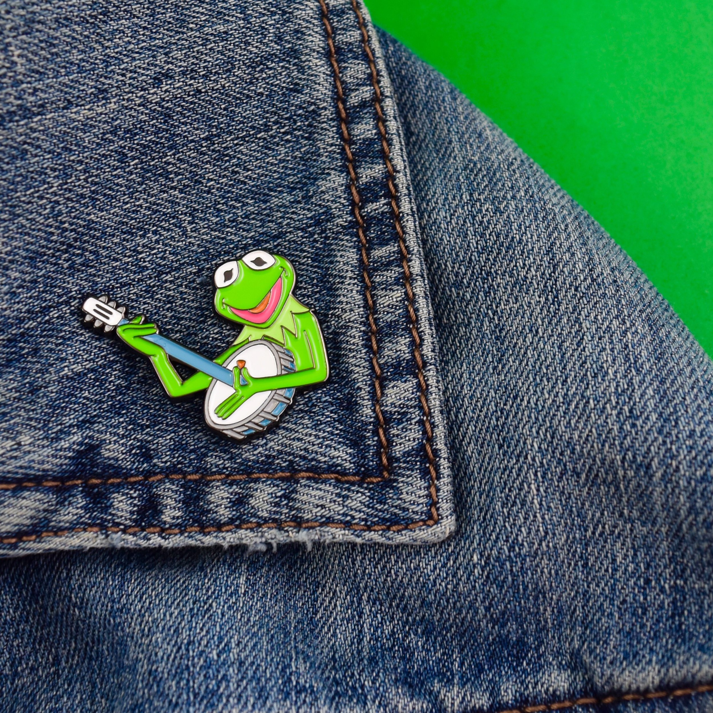 banjo-kermit-jean-jacket-pin-muppets-frog