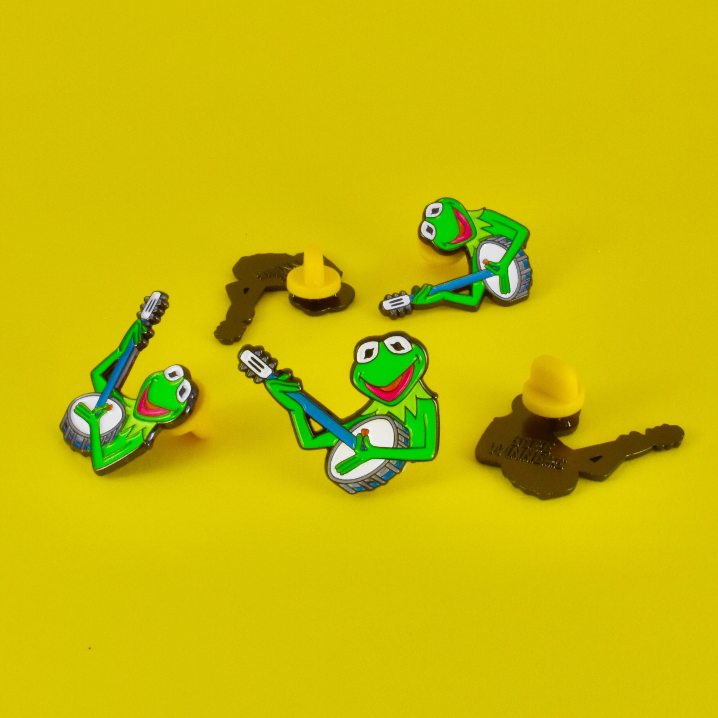 banjo-kermit-enamel-pin-frog-disney-muppets