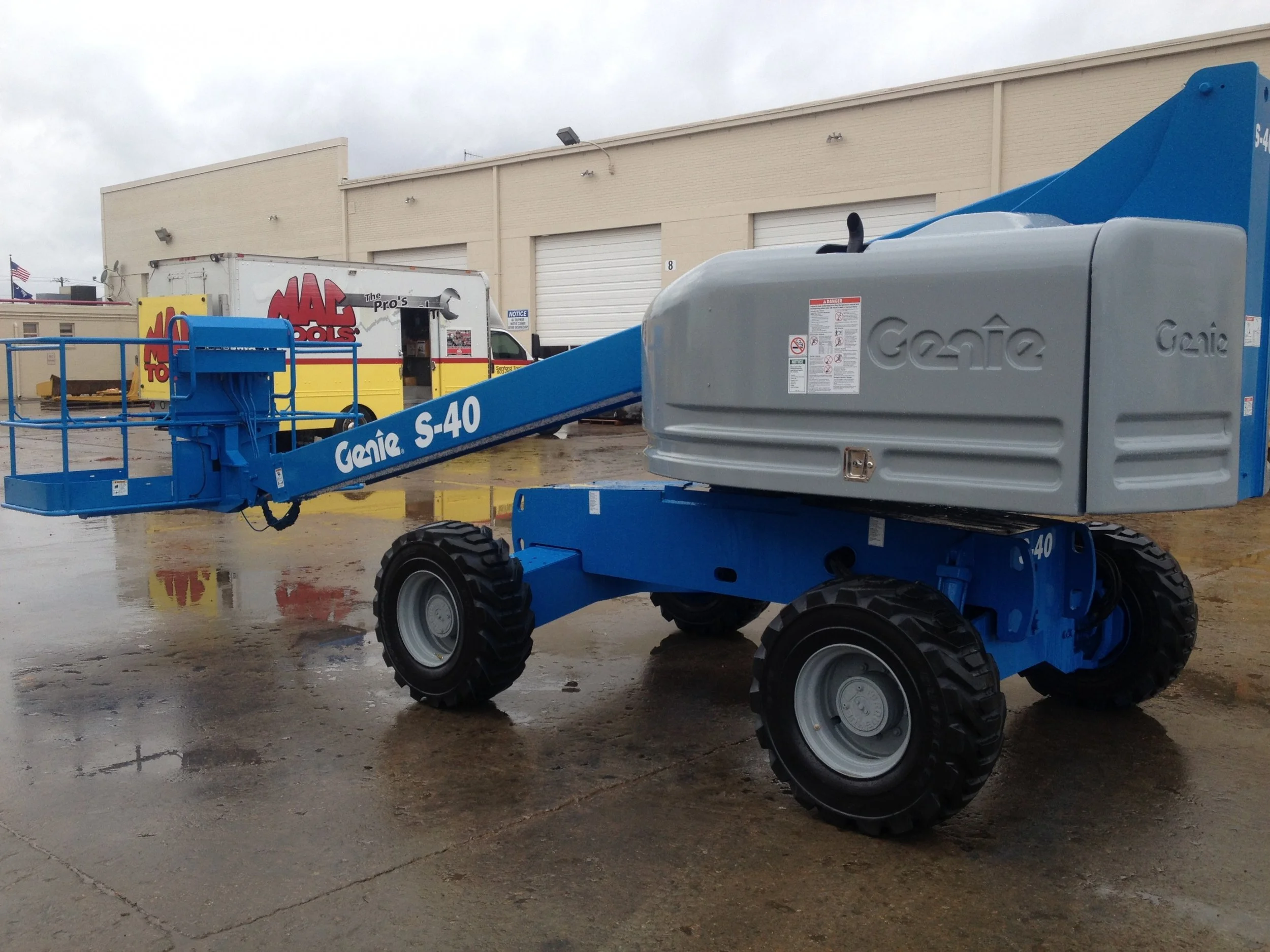 GENIE-S40-TELESCOPIC-BOOM-LIFT-AERIAL-WORK-PLATFORMS-AMERICAN-PRIDE-RENTAL-EQUIPMENT-AND-SALES2.jpg