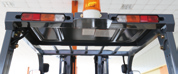 High-mounted INTEGRAL rear combination lights. The brake lights are easily visible at the top of the overhead guard. Recessed for protection, they are vibration resistant.