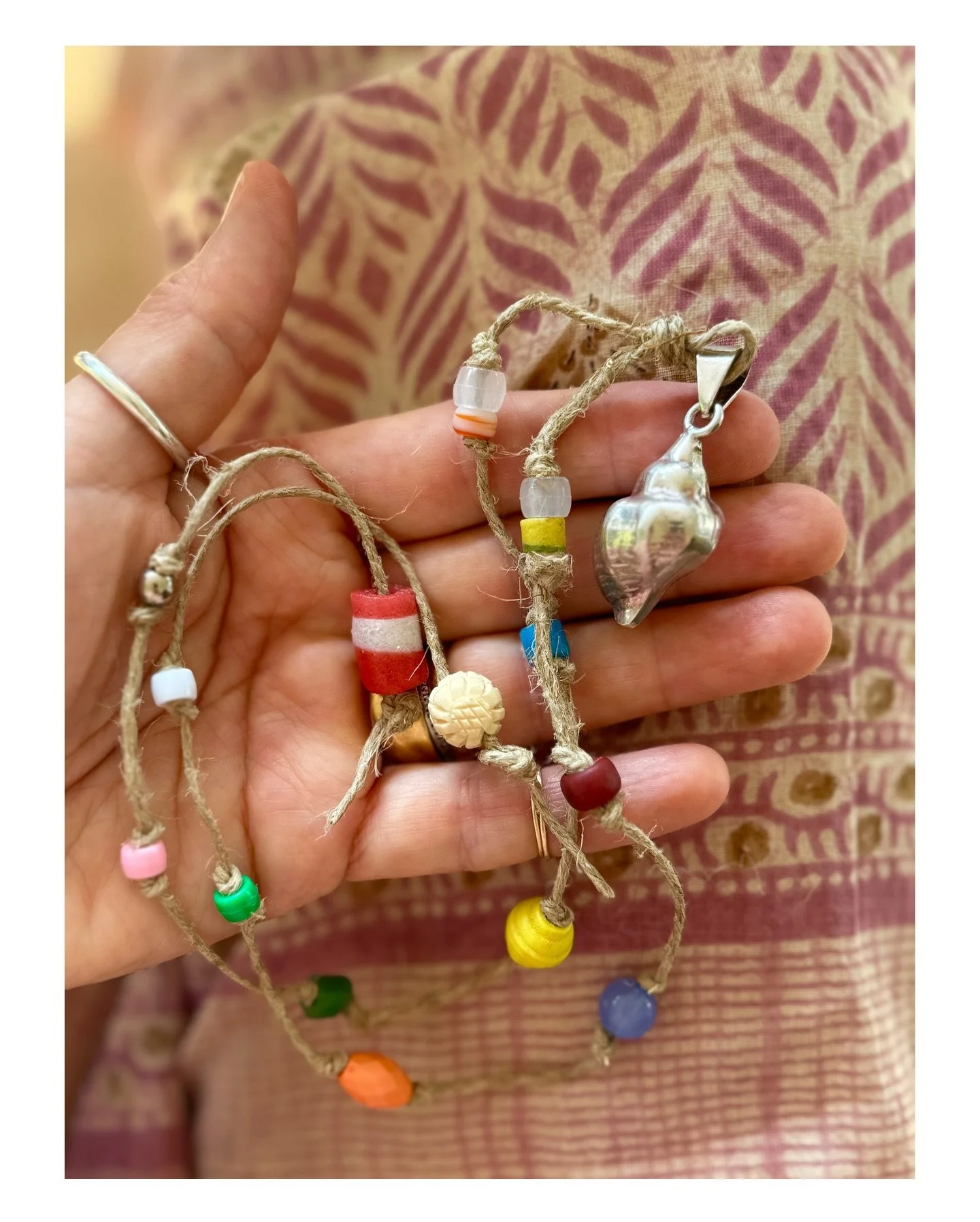 Gifts from the sea✨a silver shell I found at a wonderful antique market✨hints of colors that spark joy✨thoughts around shells …✨Shells are often connected to new beginnings and in many cultures, - offering a shell as a gift symbolizes the star