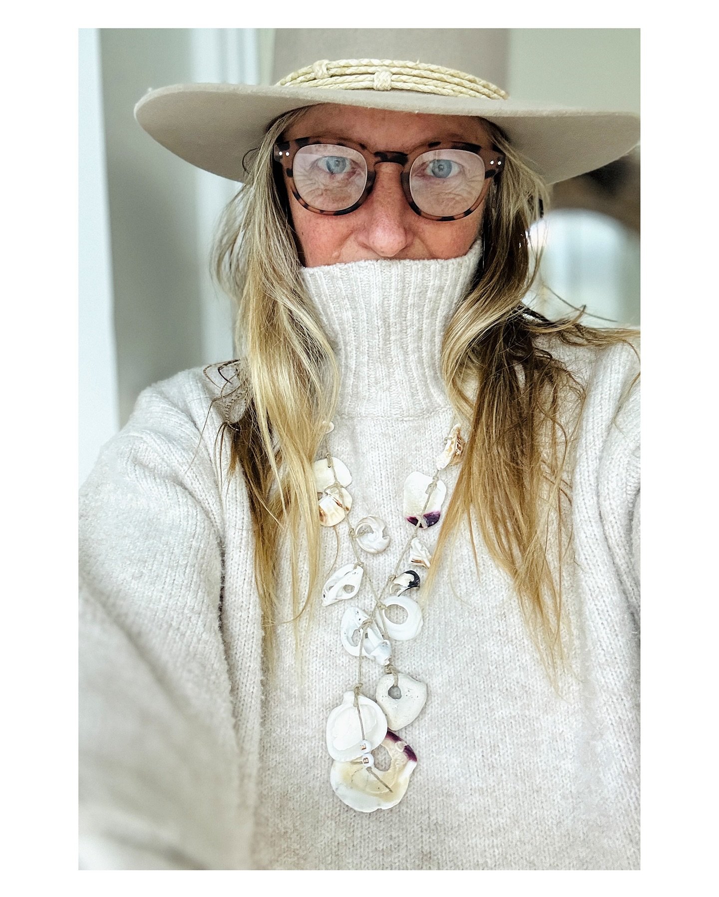 Good morning&hellip;❣️
The other day, I woke up early before sunrise as I always LOVE to do&hellip; and started writing about what makes me feel LIGHT and in the FLOW - that energy you tap into when everything is feeling like a running river of goodn