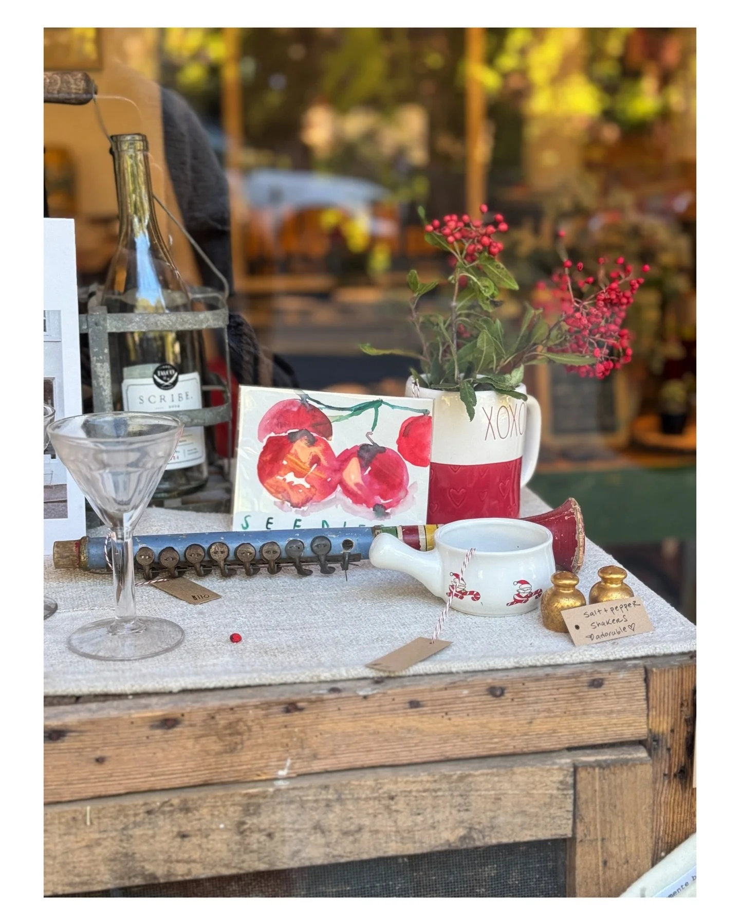 Nothing more fun than collaborating with my dear friend Yasmine @maison_reve who asked whether she could showcase some of the petite watercolors in her shoppe! It was like a hide and seek surprise of joy every time I would find one 🌿❣️🌿 LOOO❣️OOOVE