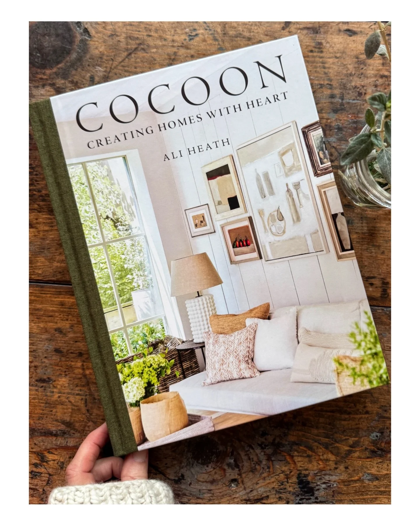 I have been doing my best not to add more coffee table books into our collection (SUPER HARD) - and I have been pretty good all year UNTIL @aliheath_uk new book COCOON came out&hellip; it&rsquo;s SCRUMPTIOUS and every house is one I would move into. 