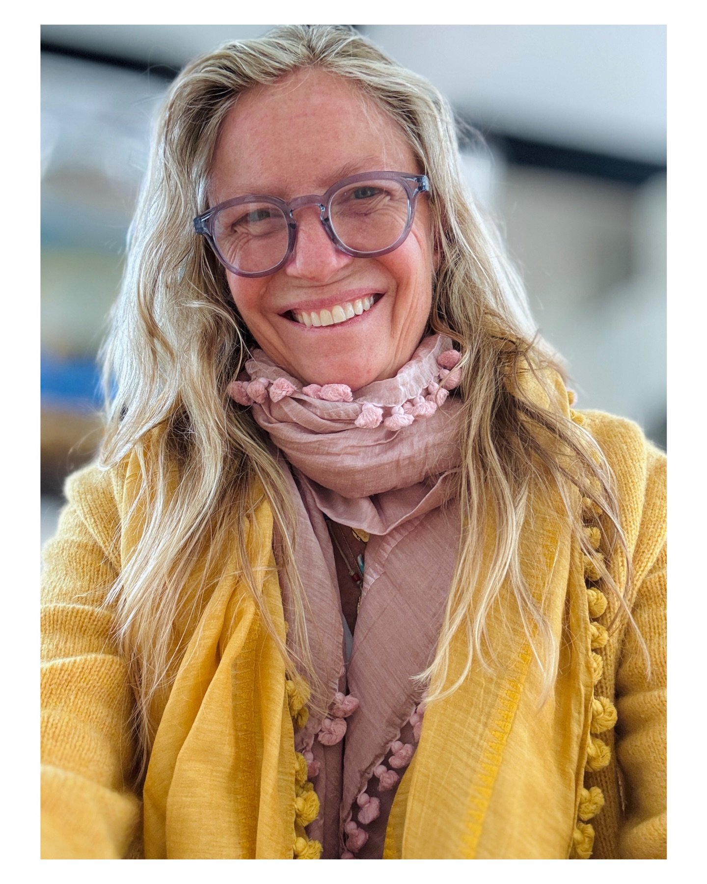 A little 🌤️🌤️🌤️GOOD MORNING ☀️☀️☀️ smile ☺️🙏 ☕️ 🕯️ from the Cape 🌊🌊nestling in with some of my favorite people and places, digging out the New England sweaters and colorful scarves reminding us SPRING 🌷🌸🌼🌿 is right around the corner. The d