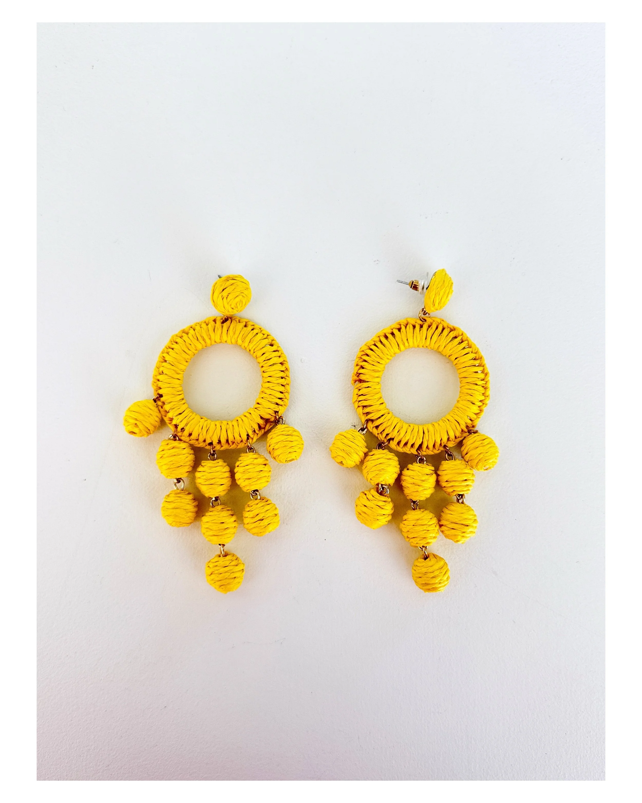 A pair of earrings from my own closet of fun treasures which I bought in Mexico and loved wearing &hellip; 🇲🇽 super sweet and available. 33$ because that&rsquo;s just my sacred angel happy number. 💛