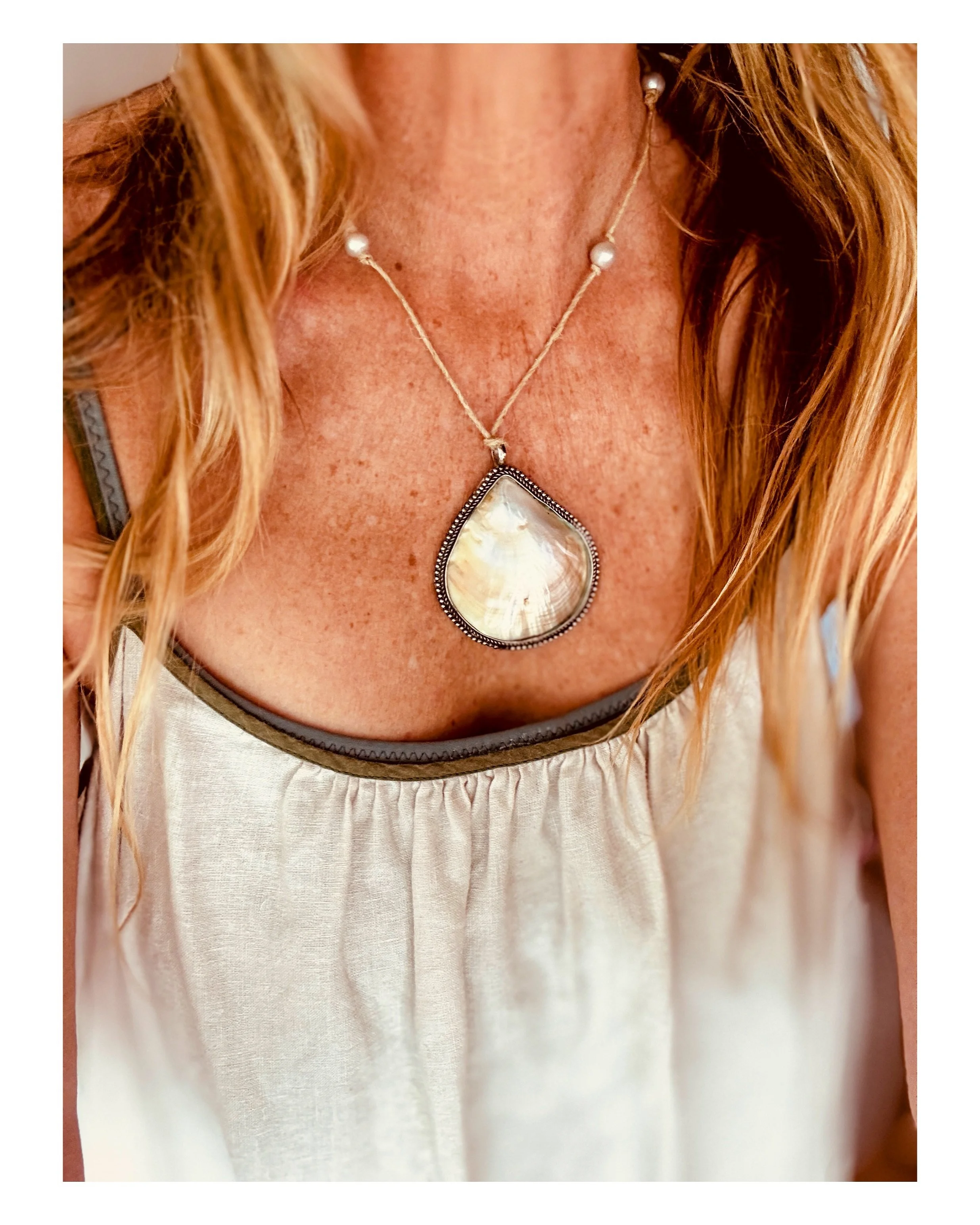 🐚 + &hearts;️ = 🙏🌿🌊🌼✨☀️🐚🌸

La Concha + Perla necklace 

(Shell + Pearls 🐚&hearts;️🌊)