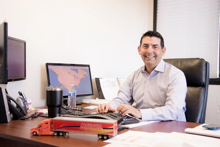 nationwide-trucking-company-and-freight-shipping-services-navajo-express