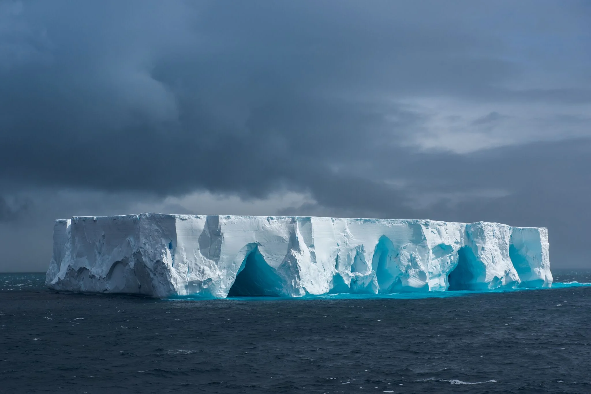Large-tabular-iceberg-floating-in-Antarctica-517369138_6016x4016_preview.jpeg