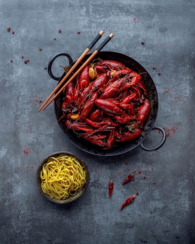 Reminiscing back to those times I was tearing up crayfish and sucking on their heads with my team @yumm3i @rakeshchadee @chillilegend was 🔥😎🦀
.
📸 Canon 1Dx M2 - 35mm - F/7.1 - ISO640 - 1/40 s
.
#freshmikeeats #seafoodlover #asianfood #foodblogger