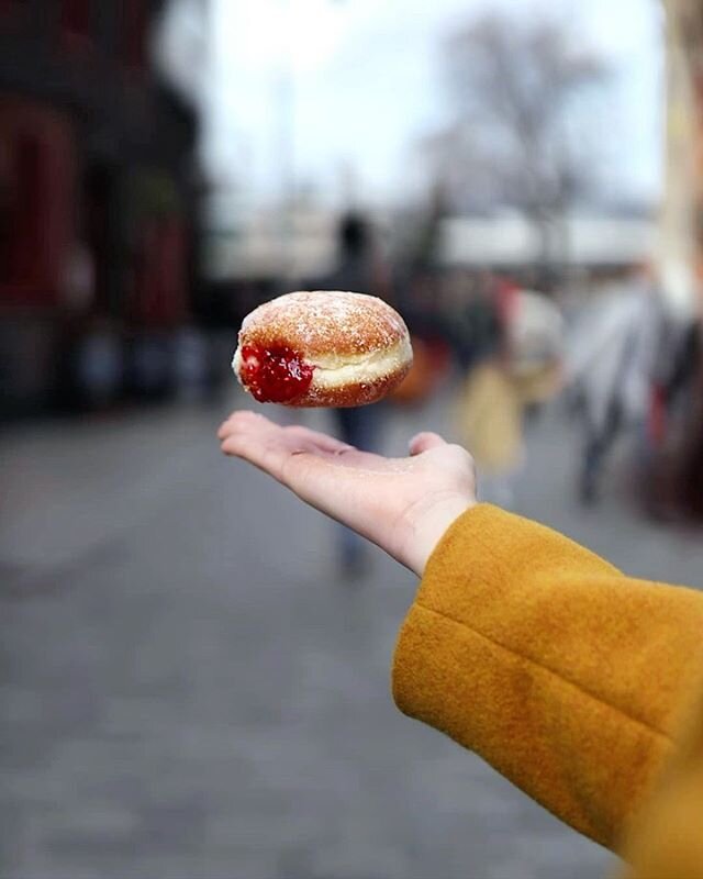 Trying to inception someone to make me doughnuts 😏🍩
.
📸 Canon 1Dx M2 - 35mm - F/2 - ISO1250 - 1/2500s
.
#freshmikeeats #doughnuts #doughnuts🍩 #doughdoughnuts #foodbloggerpro #mycanon #foodphotography #beautifulcuisines #f52grams #eattherainbow #e