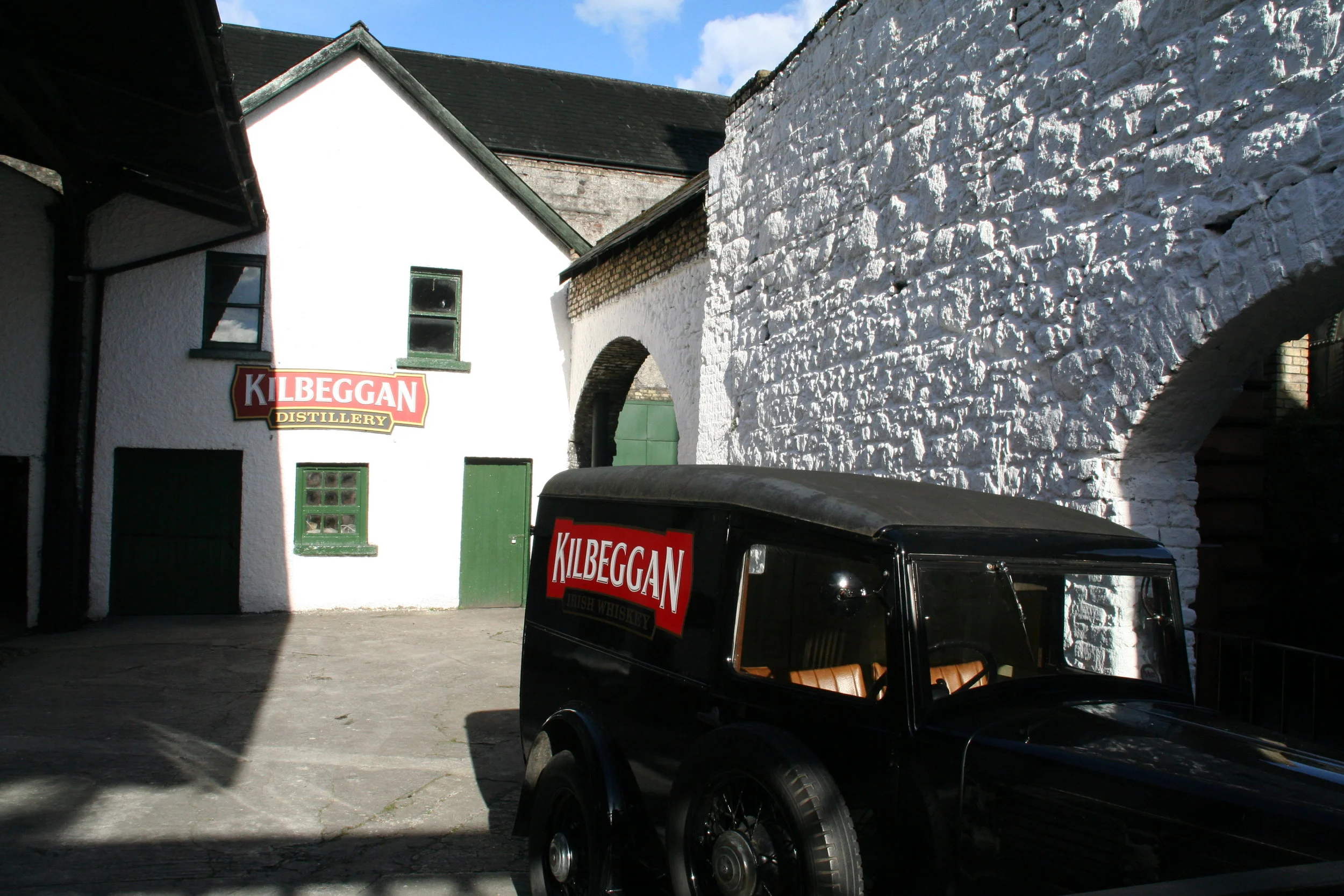 A Kilbeggan wagon carrying barrels
