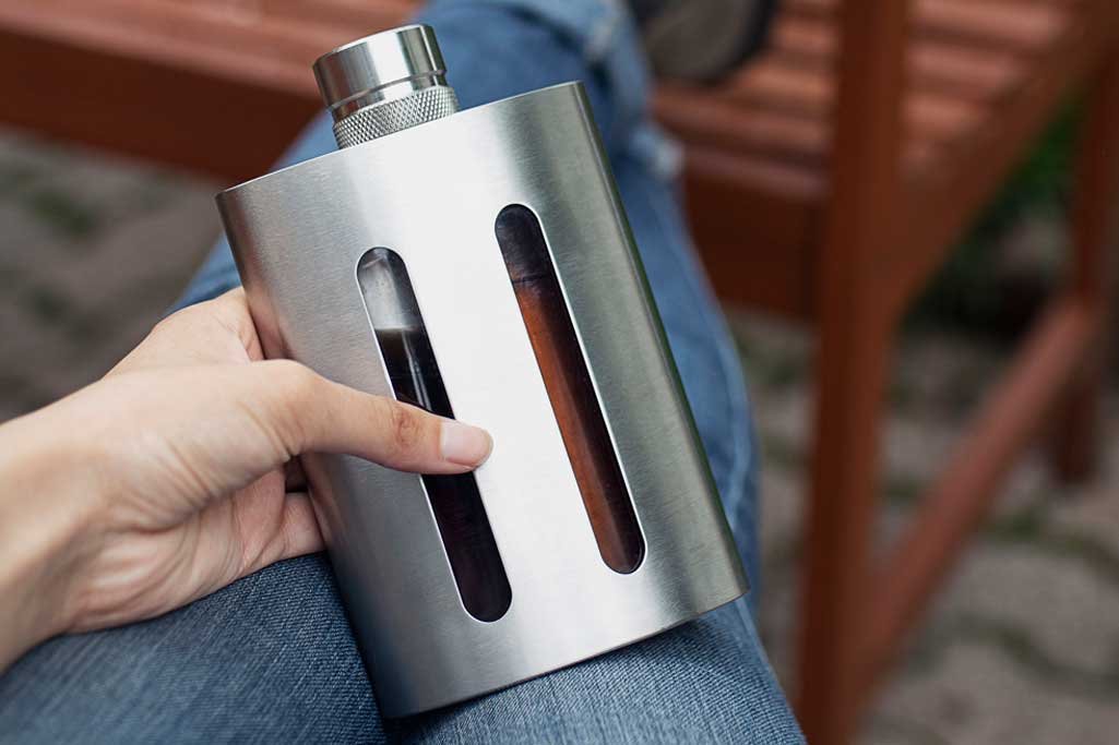 Stainless-steel-hip-flask-with-windows-to-see-seperate-alcohol.jpg