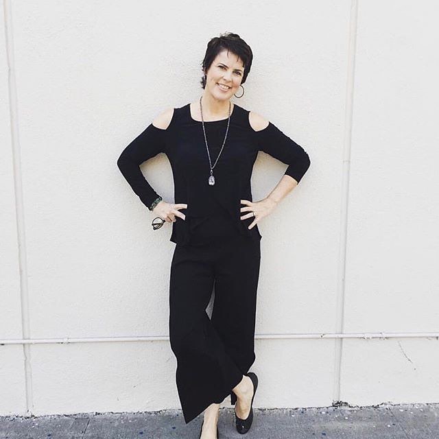 Loving this black on black look! Sympli is so great, comfy and stylish with fits for everyone.
💜
Photo by @symplistyle
.
&quot;Nothing can replace the timeless elegance of an all black outfit. This lovely photo comes courtesy of @kelly_kingfisherroa