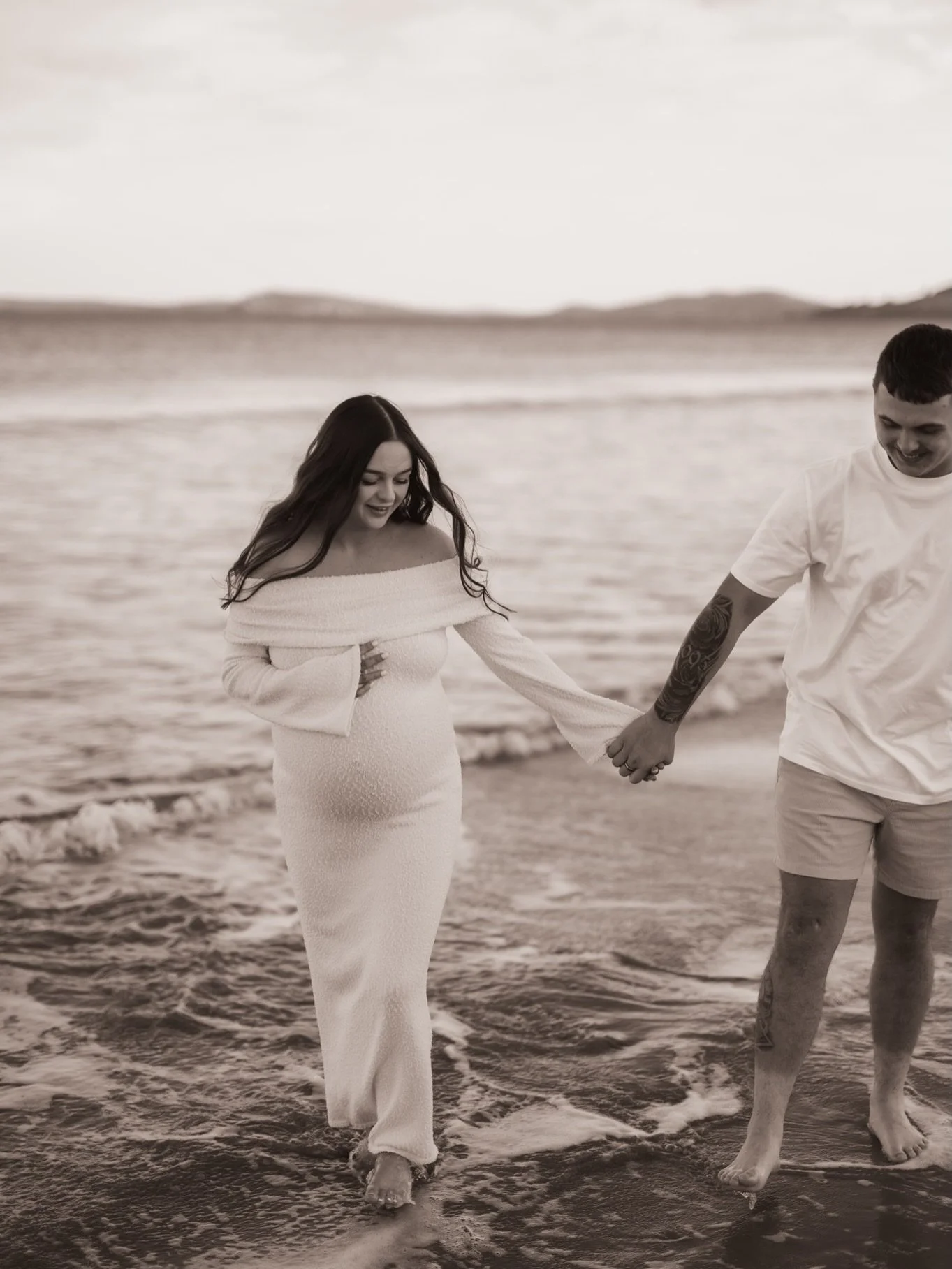 There is something so beautifully quiet about the season of waiting. The gentle anticipation, the little moments shared between two people, and the love that&rsquo;s already overflowing before baby has even arrived. 🤍

#tasmanianmaternityphotographe