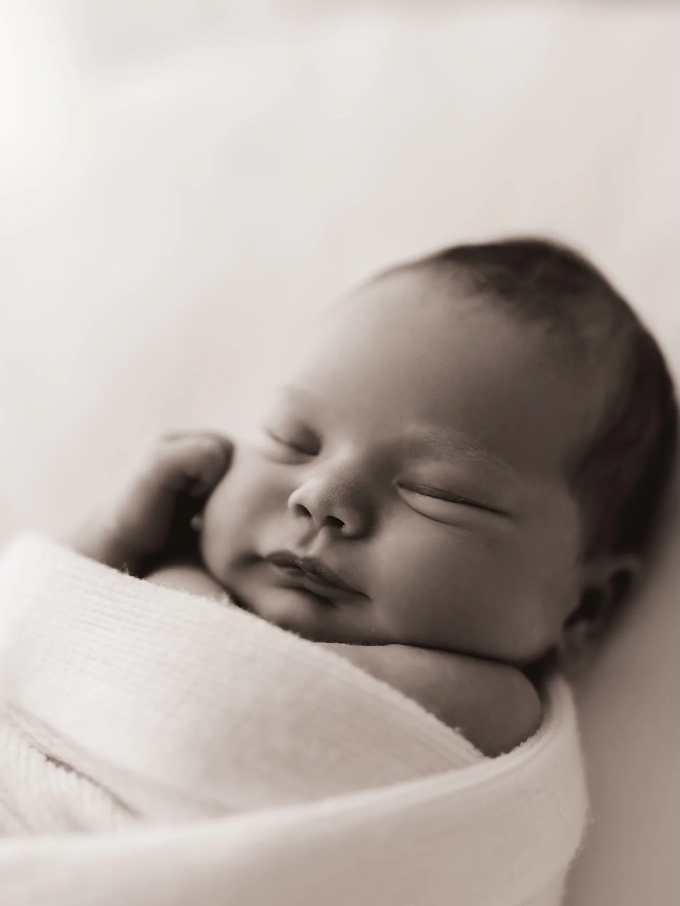 Little fingers, sleepy sighs, and so much love already. My heart is always full after sessions like this. 🤍

Info and pricing available on my website. 

#hobartnewbornphotographer #babyphotoshoot #2026newbornphotography #naturallightphotographer #si