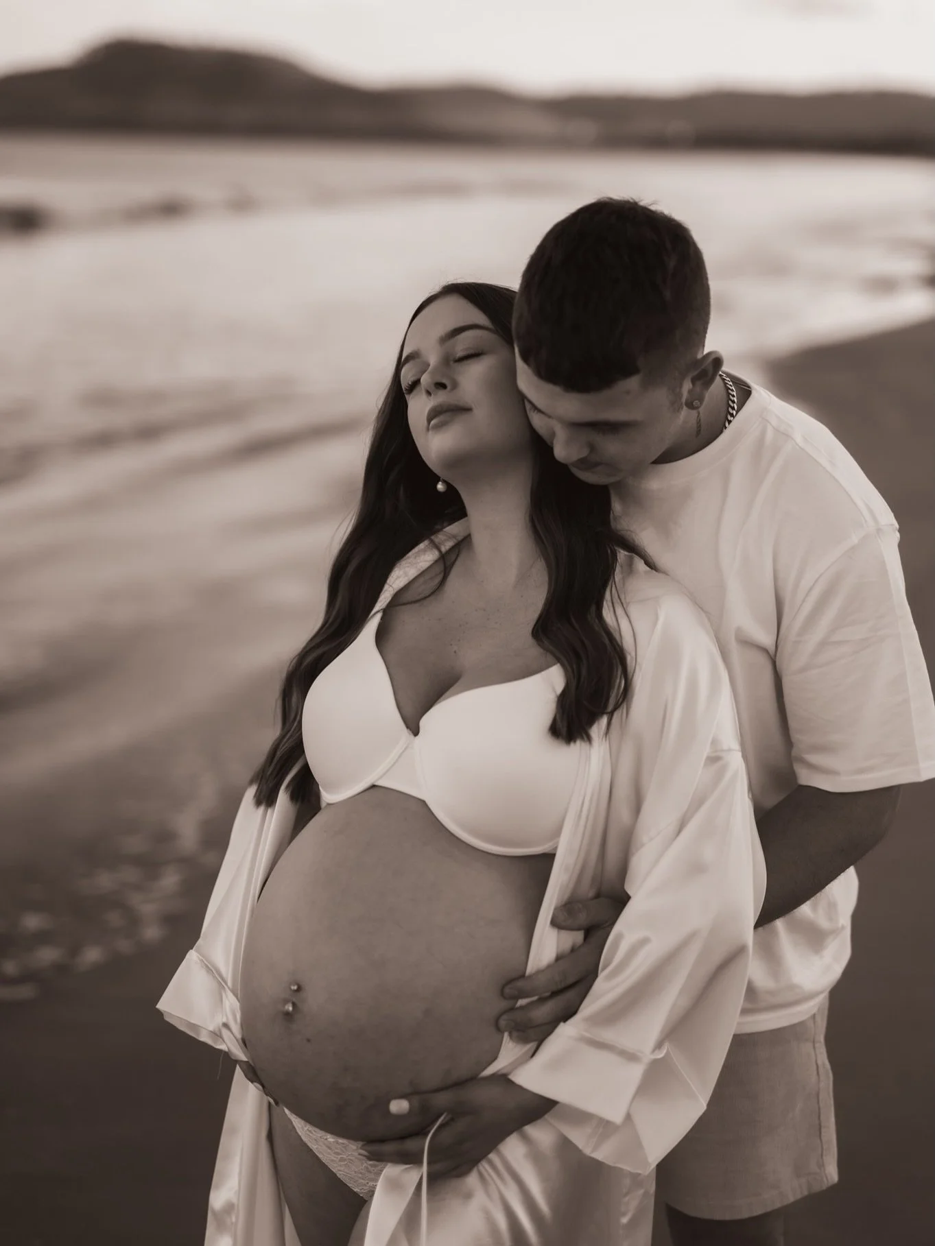 There&rsquo;s something about a winter sunset

#hobartmaternityphotographer #maternityphotos2026 #australianmaternityphotos #beachmaternityphotos #pregnancy