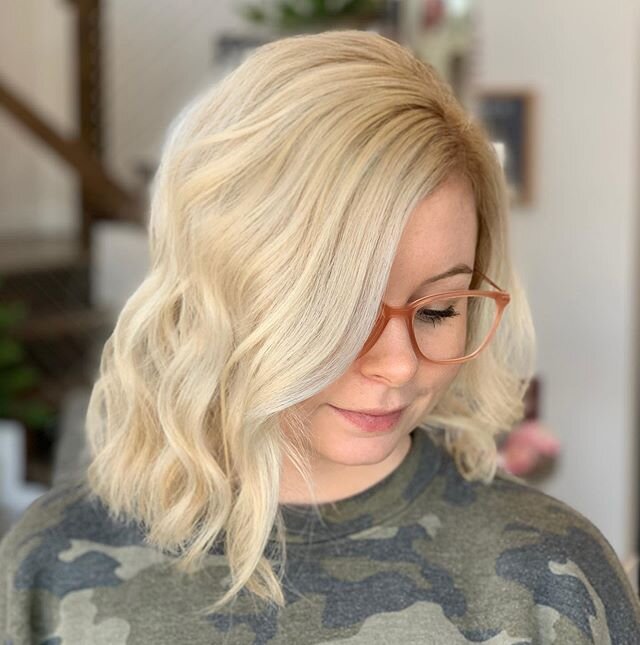 Fresh take for a blonde.

#blonde #rootsmudge #babylights #goldwellcolor #collegelife #summerhair #midlengthhair #allyouneedisgoodhair #randcohair #sopretty😍