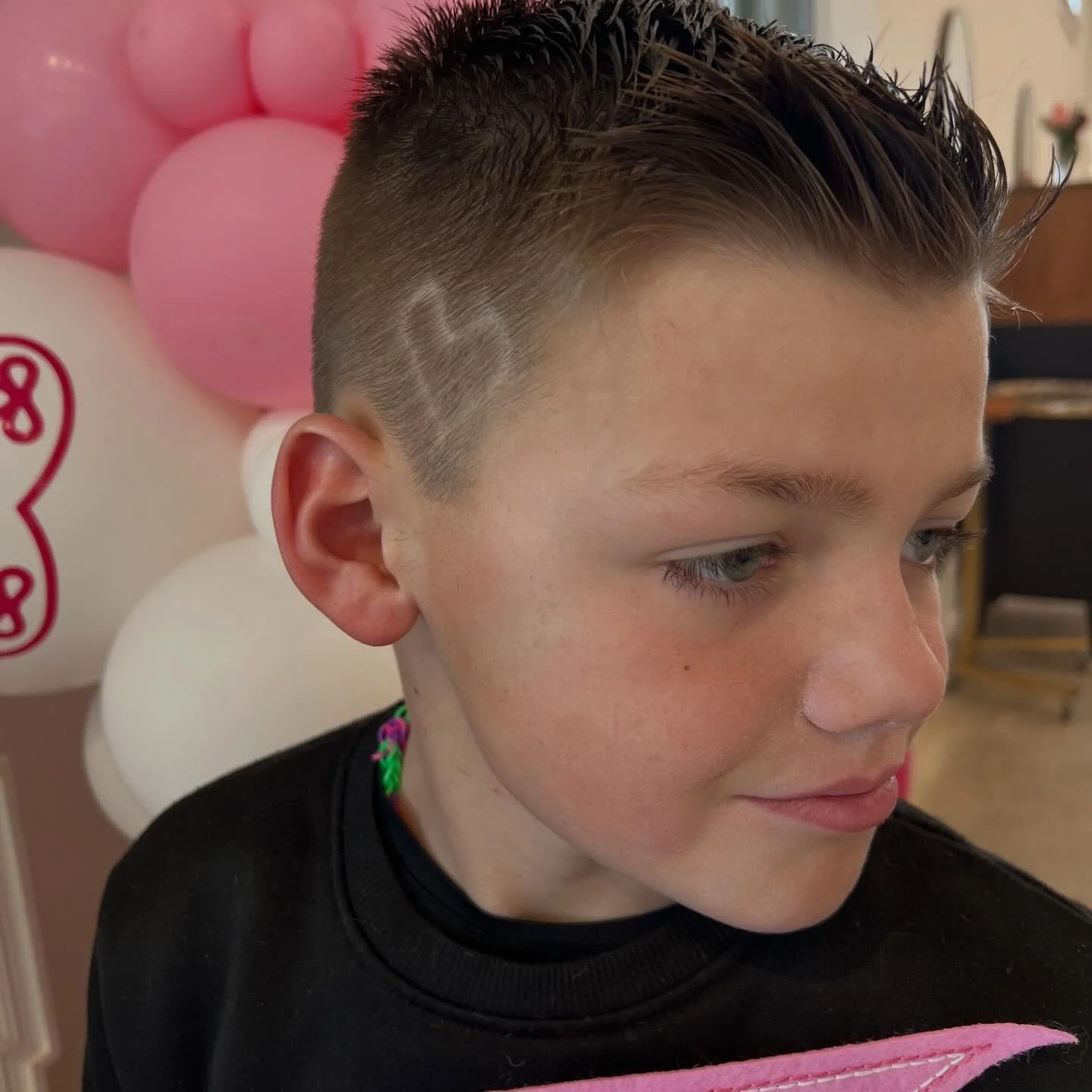 Proof that a fresh haircut isn&rsquo;t the only thing on his mind&hellip; this boy LOVES his mom ❤️😂
Nothing says Valentine&rsquo;s like a clean fade and a little &ldquo;mom&rdquo; appreciation. ✂️

#freshcutfeels #valentinehair #thewhiteloft #boymo