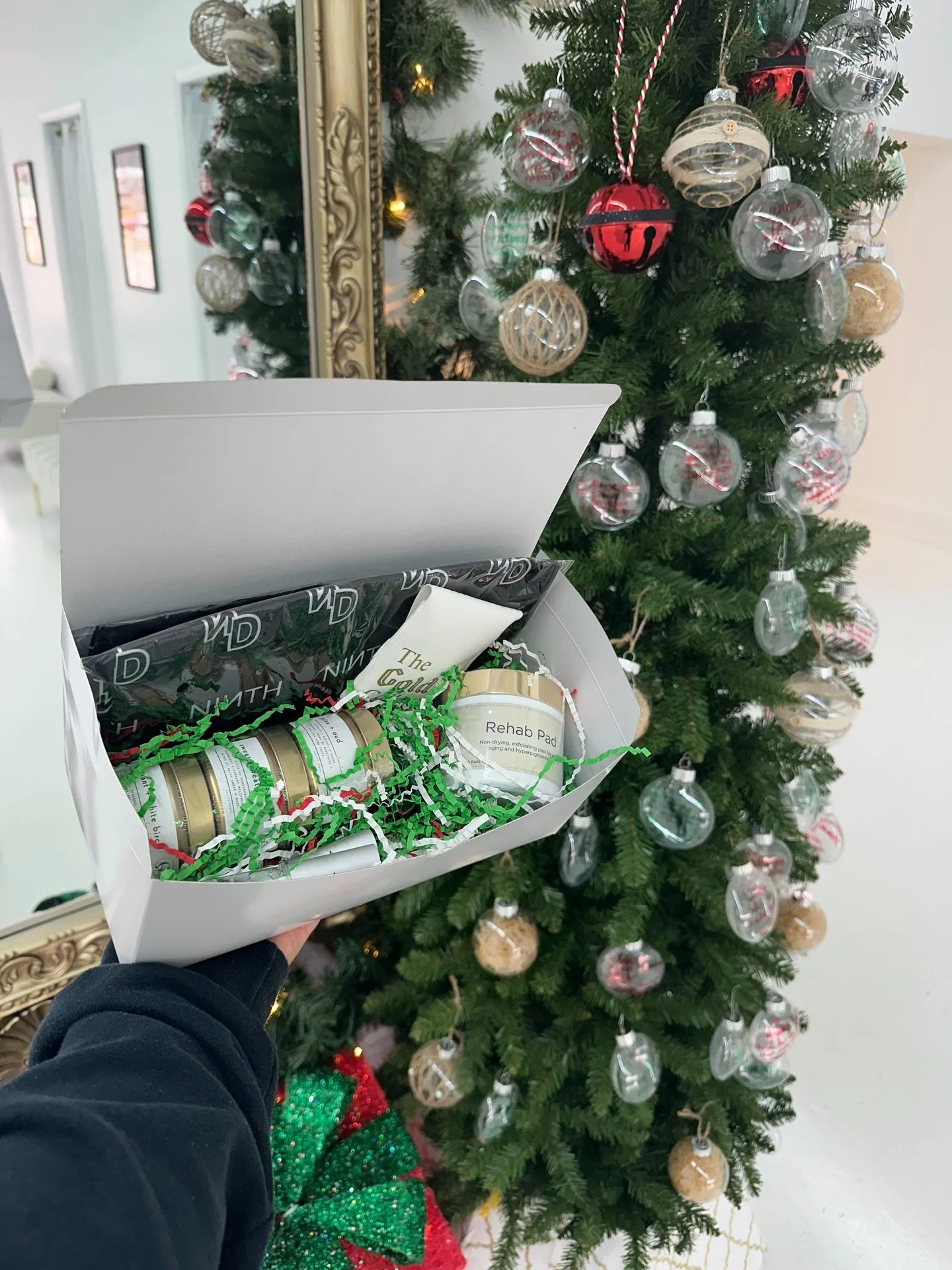 Holiday gifting just got way easier 🎁✨

At @neauxlabeauty_esthetics , you can build your own custom gift box filled with our best-selling skincare, merch, candles, and more! The perfect gift for friends, family, coworkers or your own self-care stash