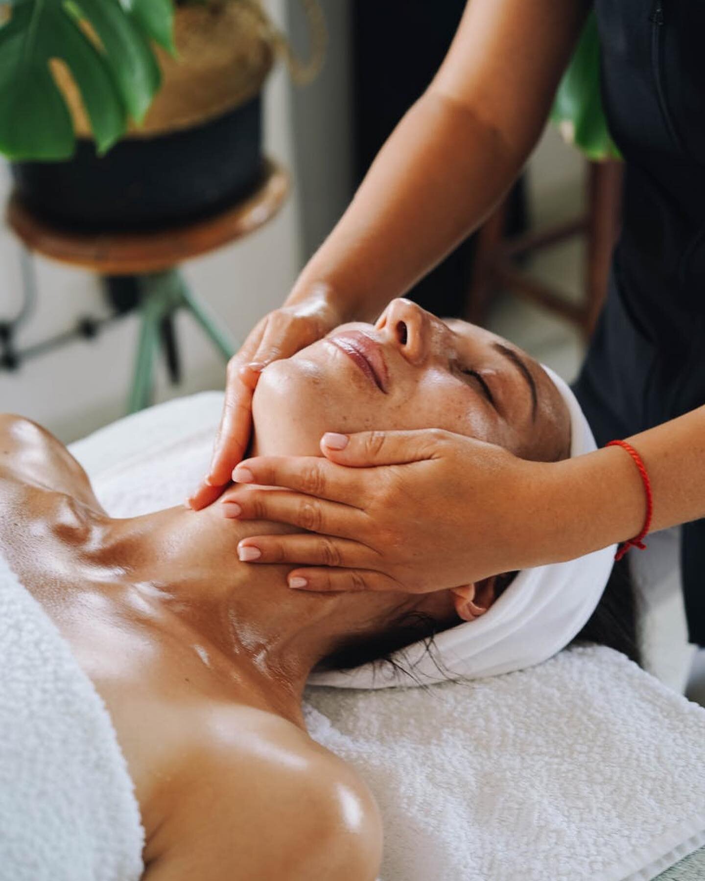 Time to immerse yourself in a massage for a natural facelift? Book online, select Facial Rejuvenation. Reduce wrinkles and expression lines, improve skin suppleness and go into a dreamy, relaxed state with Mary-Anne.

#facialmassage #facialmassagesub