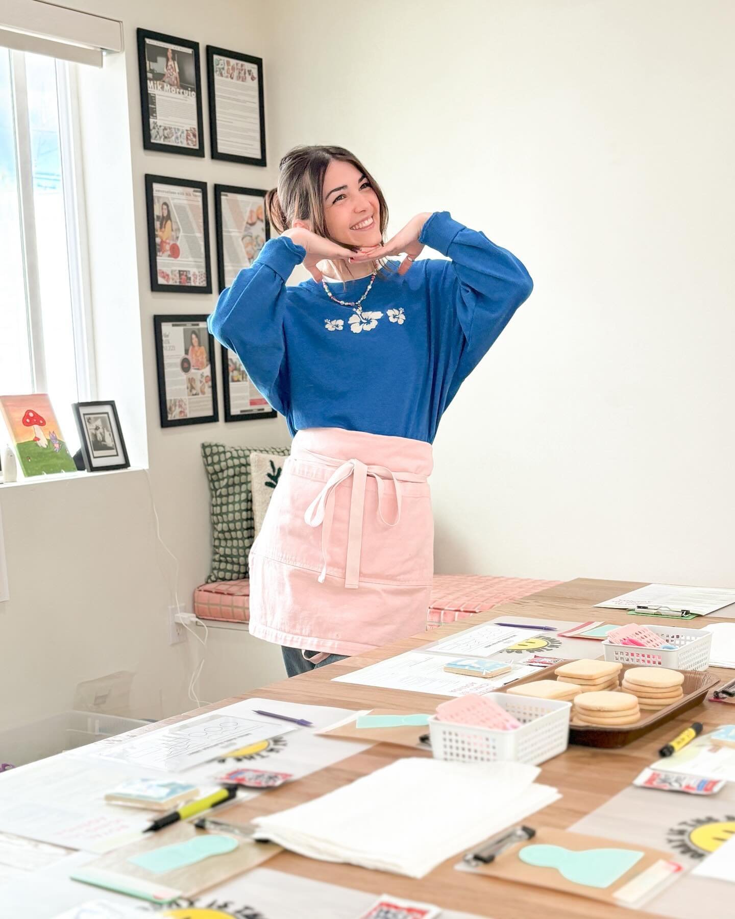 A peek into my &ldquo;Royal Icing 101&rdquo; in-studio workshop! 

After numerous requests from students, I hosted a workshop dedicated to making icing and perfecting its consistencies. It was awesome!! 

Students watched a demo of me making icing in