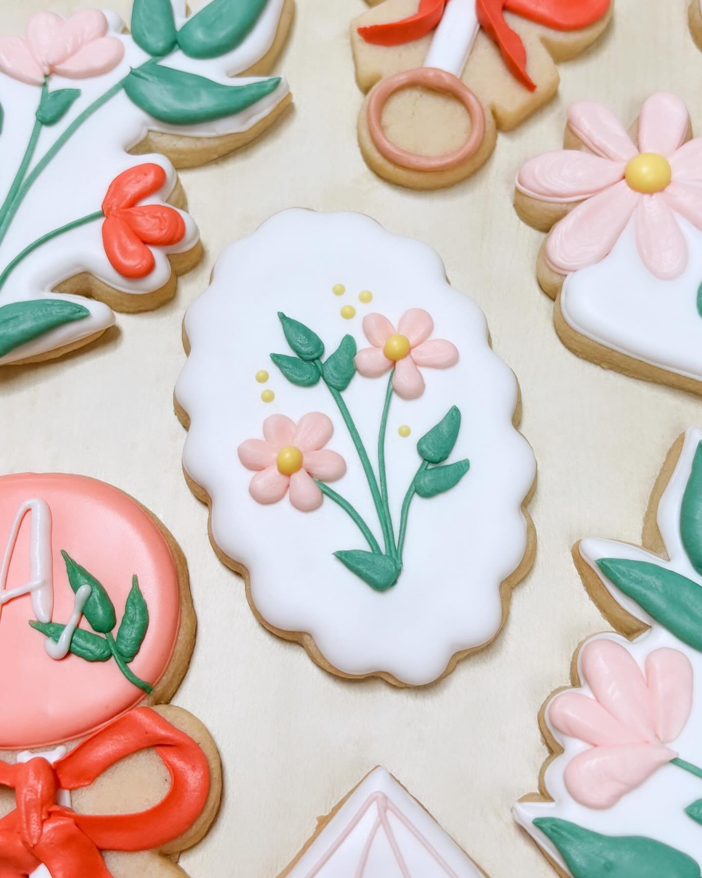 sweet set a la @sarabeecookie 🌼

sending off these cookies for a baby shower this weekend, I&rsquo;m gonna miss them!!! 

🫶 I&rsquo;m so grateful for the recent custom orders I&rsquo;ve received, it&rsquo;s so fun to have these back on my schedule!