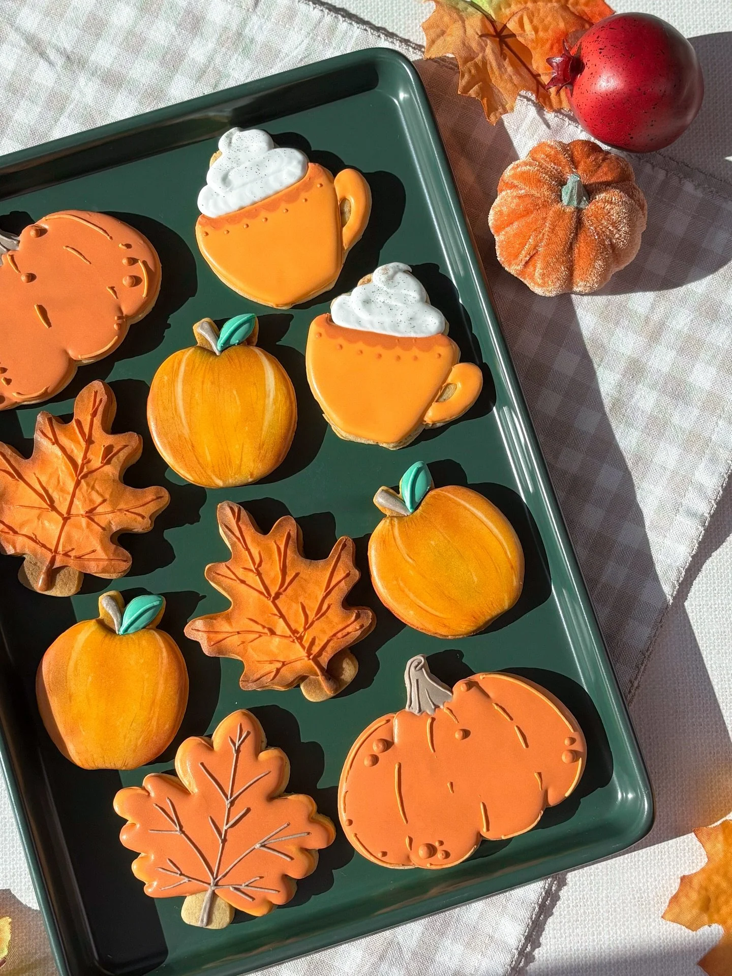 this weekend&rsquo;s harvest 🎃💛🤳🍎

#mikandcookies #icedcookies #fallfoliage