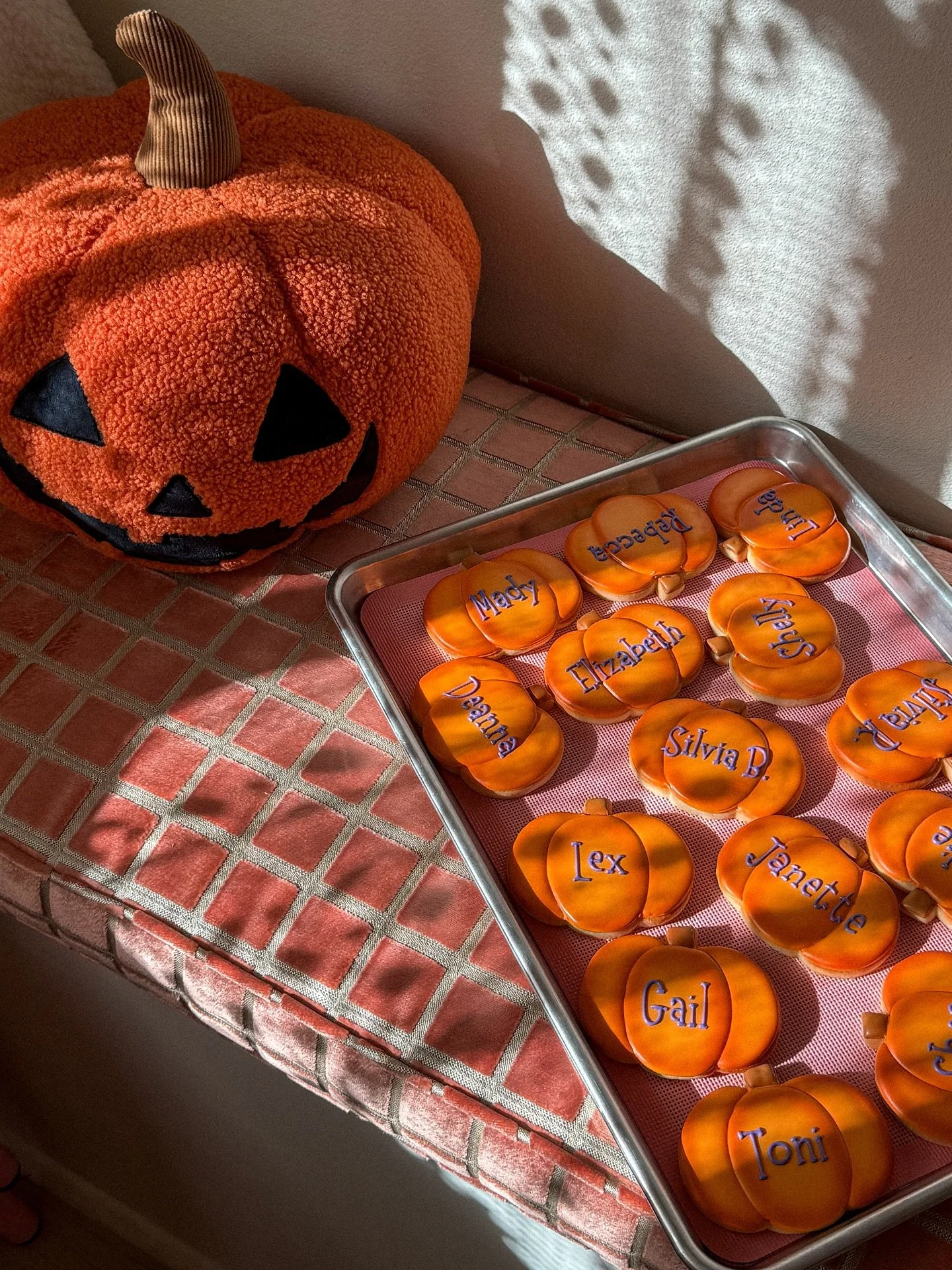a peek at this week 🧡👀 

want to join a class with us? check out the schedule linked in my profile! 

#october #icedcookies #decoratedcookies #fallbaking #cookieclass