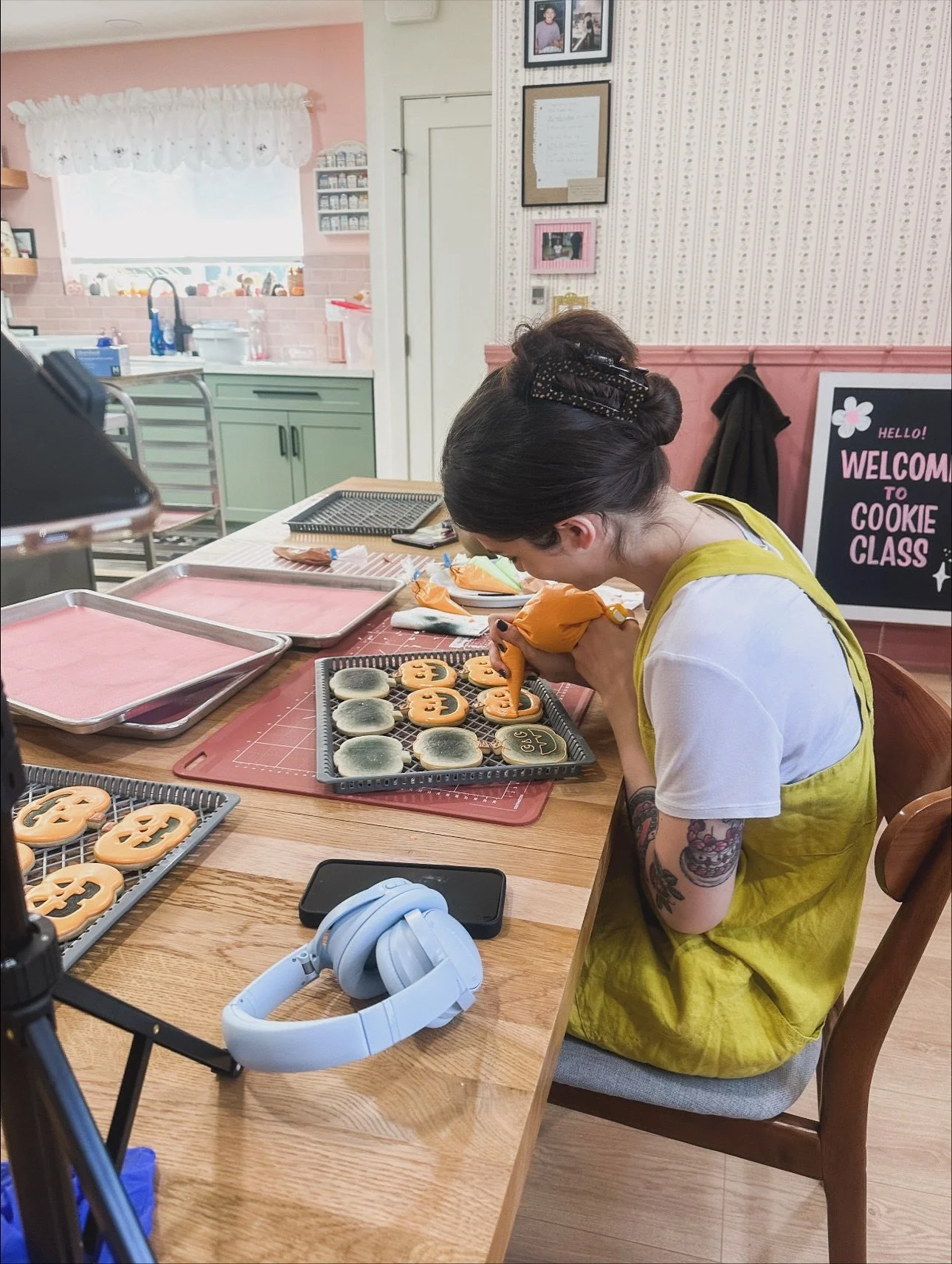 October was mystical and magical as always ✨🖤

Now it&rsquo;s time for my bday month!!! Which means the big online bday sale is coming, and this year I have an incredible giveaway to announce, too. Stay tuned 🙂&zwj;↕️

#mikandcookies #cookieclass #