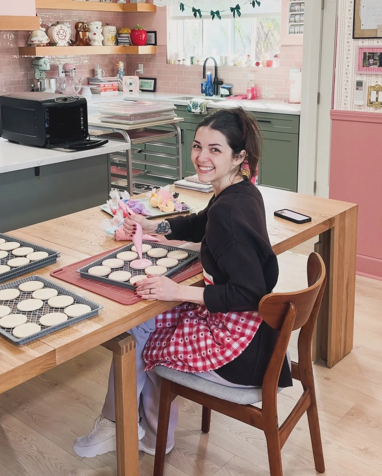 this week at the cottage 🍪💘 

🩷 We had a Valentine&rsquo;s Day class and everyone&rsquo;s work was so darling!

🍪 Then we switched over to production and made cookies for the collective at @michimichibakery &mdash; now available this weekend and 