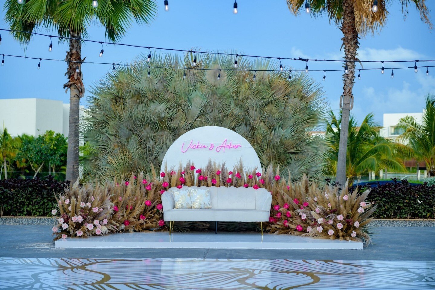 Ombre flowers and a personalized neon sign- the perfect spot for the bride and groom to soak up the festivities! #PartnersinParadise⁠
🇲🇽 @shaadidestinations⁠
🧑&zwj;🎨 @jccastilloweddings⁠
📸 @lomeshphoto⁠
🎥 @ruiz.films⁠
💄 @atouchoffierce⁠
🎧 @dj