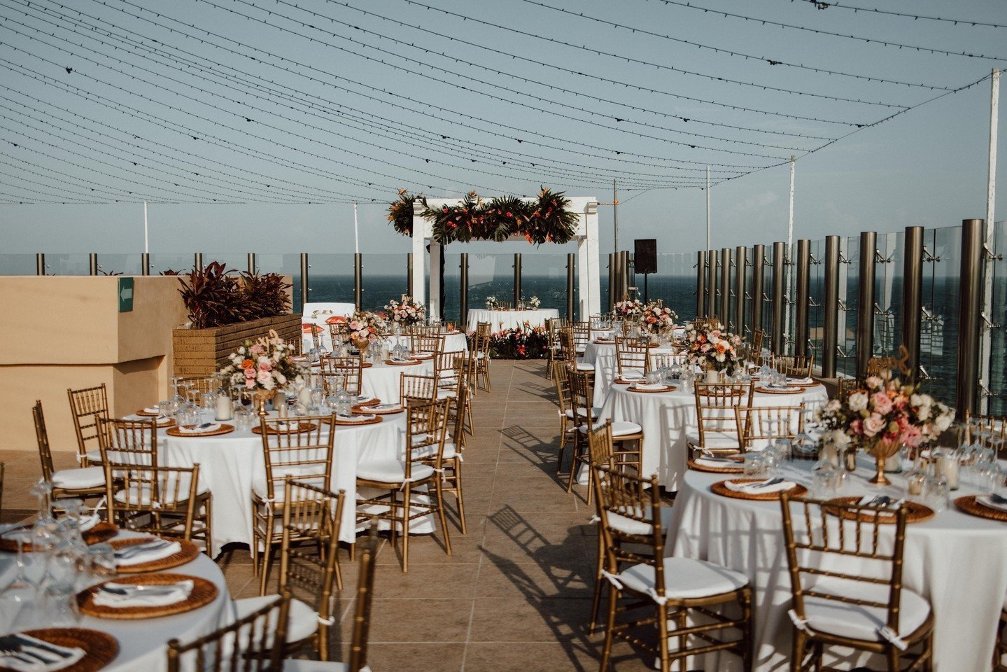 Welcome to this rooftop oasis #PartnersinParadise⁠
⁠🇲🇽 @shaadidestinations⁠
🧑&zwj;🎨 @mango_weddings⁠
🧑&zwj;🎨 @jazminbacab.weddings⁠
📸 @luxartweddingstudio☝🏼⁠
🎧 @djsobe216⁠
🖋️ @lotomehndi