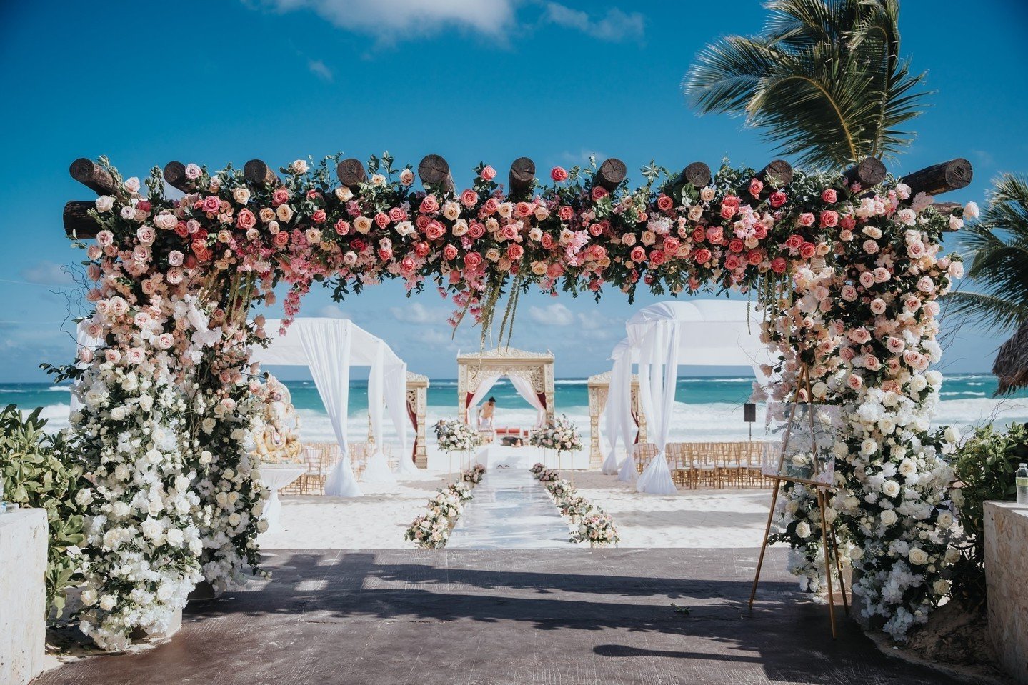 We spy a breathtaking view... 💐😍 #PartnersinParadise⁠
🇲🇽 @shaadidestinations⁠ ⁠
👨🏻&zwj;🎨 @xquisiteventplanners⁠
📸 @primehouseproductions☝🏼⁠
🎥 @primehouseproductions⁠
🎪 @caribbean_celebrations_rd⁠
💮 @mercaflor_rd⁠
💄 @cinderellabridez⁠
💋 