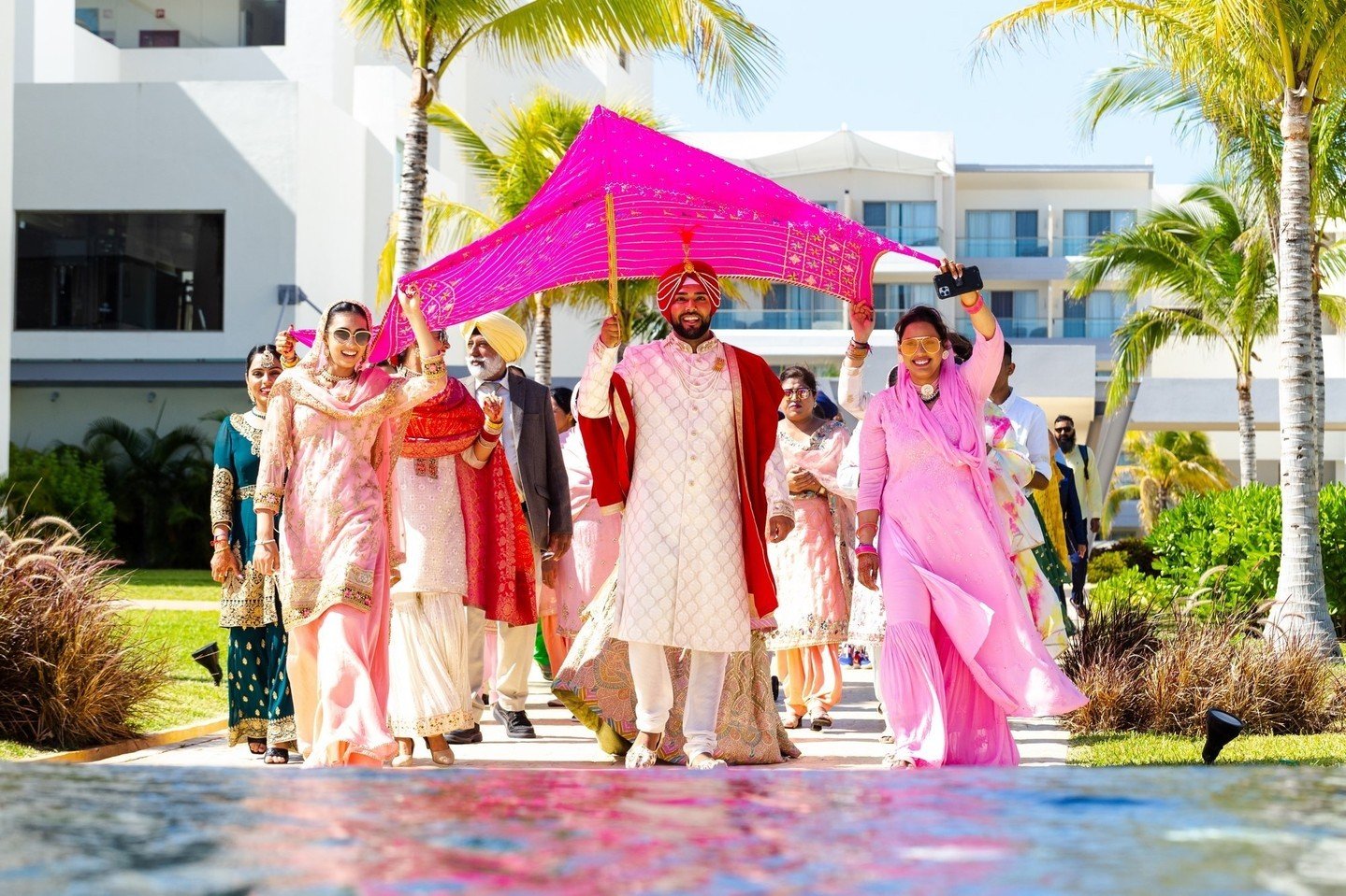 On Wednesdays... we walk down the aisle in pink 💗#PartnersinParadise⁠
🇲🇽 @shaadidestinations⁠
📸 @mikecantarellfilms⁠
🎥 @mikecantarellfilms⁠
🖋️ @lotomehndi⁠
💋 @sara_tamargo_makeup_and_hair⁠
🎪 @gamagroup⁠
🎧 @djksquare