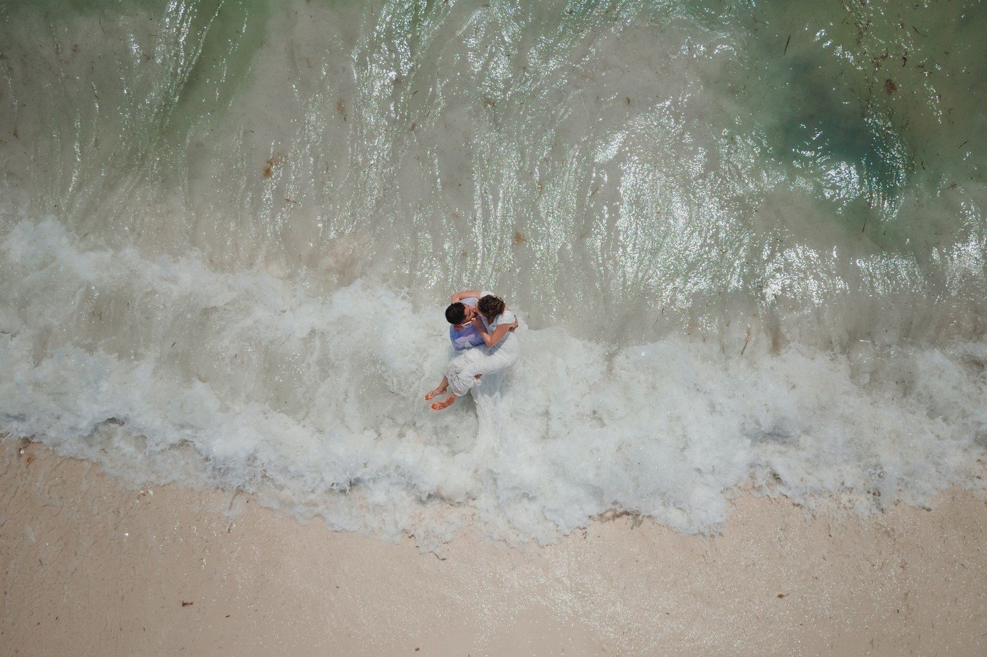 Nothing like a &quot;just married&quot; dive into the ocean #PartnersinParadise⁠
🇲🇽 @shaadidestinations⁠ ⁠
👨🏻&zwj;🎨 @idocelebrations⁠
📸 @jhankarlo_photography☝🏼⁠
🎪 @zunigadecocancun⁠
💐 @pistiloeventdecor⁠
🎧 @mvpdjs⁠
💄 @alexcorbanezi⁠
🖋 @l