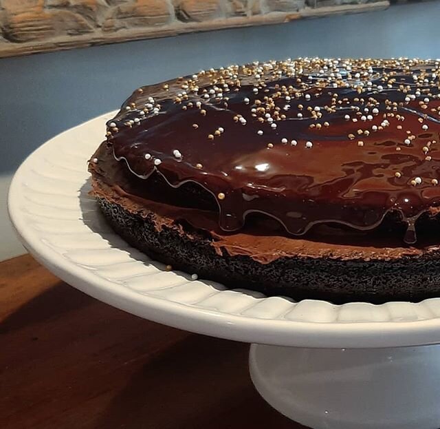 Decadant chocolate cake off the blog! 
Super simple, rich, and light weight
#vegandesserts #vegan #chocolatecake #chocolate