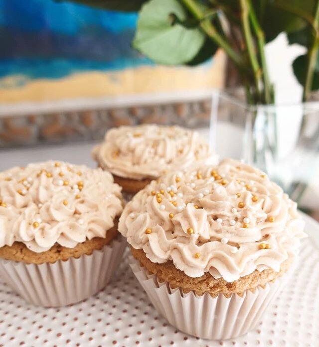 One-bowl cinnamon-sugar cupcakes on the blog! Tastes like a churro but no messy, deep-frying involved 😏 
#cinnamon #cinnamonsugar #cupcakes #vegancupcakes #vegandessert #cupcakerecipe #recipe #vegantecipe