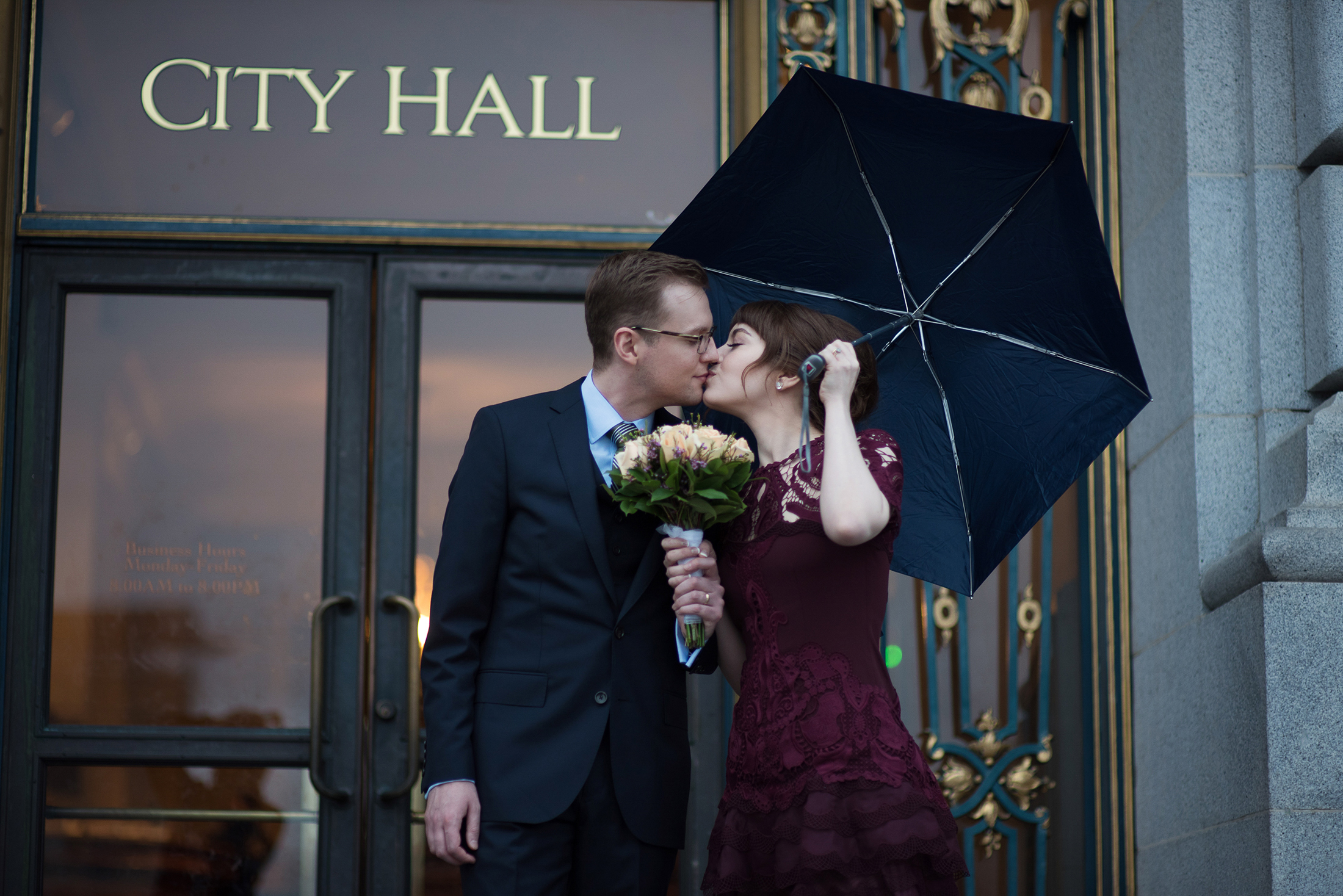 rainy-san francisco-city hall-wedding.jpg