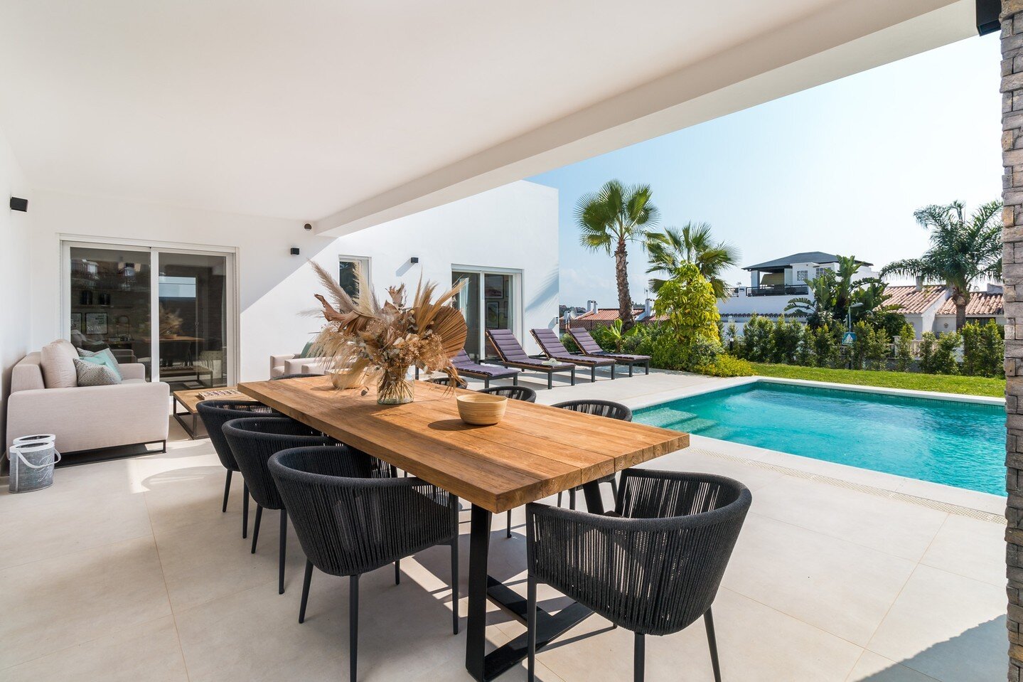 What a magnificent long-weekend that was! 🌅🌊
We are feeling inspired this morning, with all of our minds on outdoor living, alfresco dining and refreshing our exterior spaces ahead of summer ☀️ Take a look at the details of this gorgeous project th