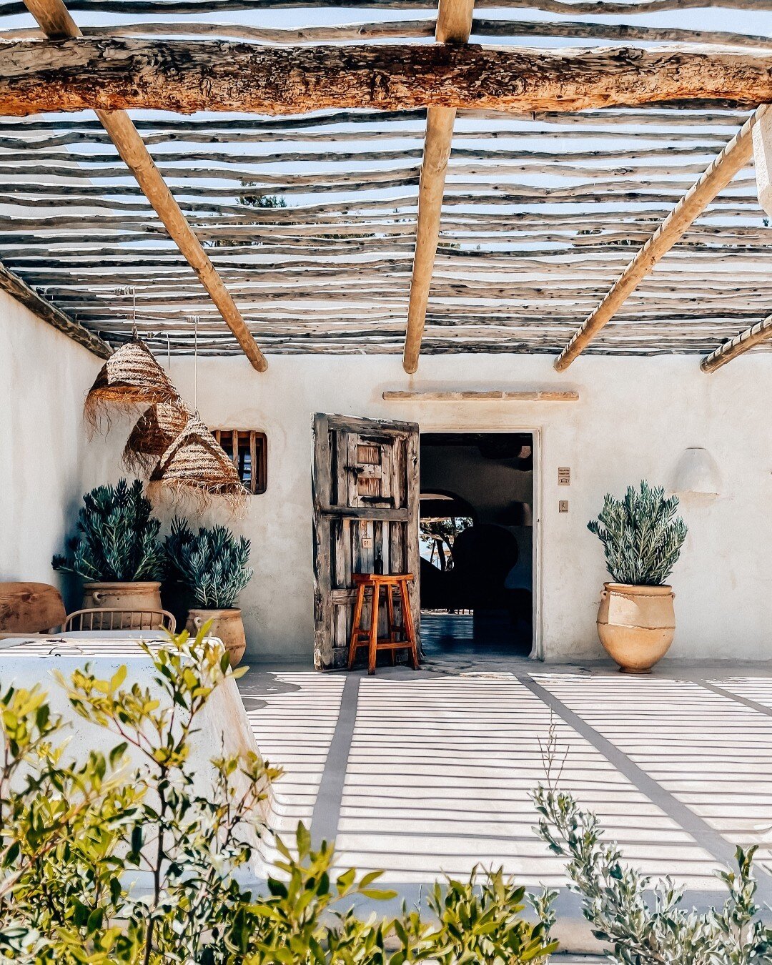 Today we are dreaming of the warm breeze of island evenings, swooning over the Mykonos/Ibicenco aesthetic - the design trend we are loving right now 😍 
Think natural materials, soft  layers and simple, handcrafted accessories. The colour palette is 