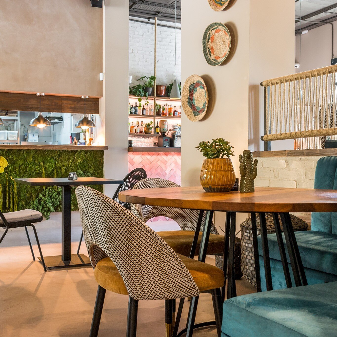🍹 🍸 From restaurants and bars to hotels and nightclubs, commercial projects are a chance to look at how style and function can be fused together 🧬

We take this opportunity to create innovative ideas that enhance the purpose of your space whilst r