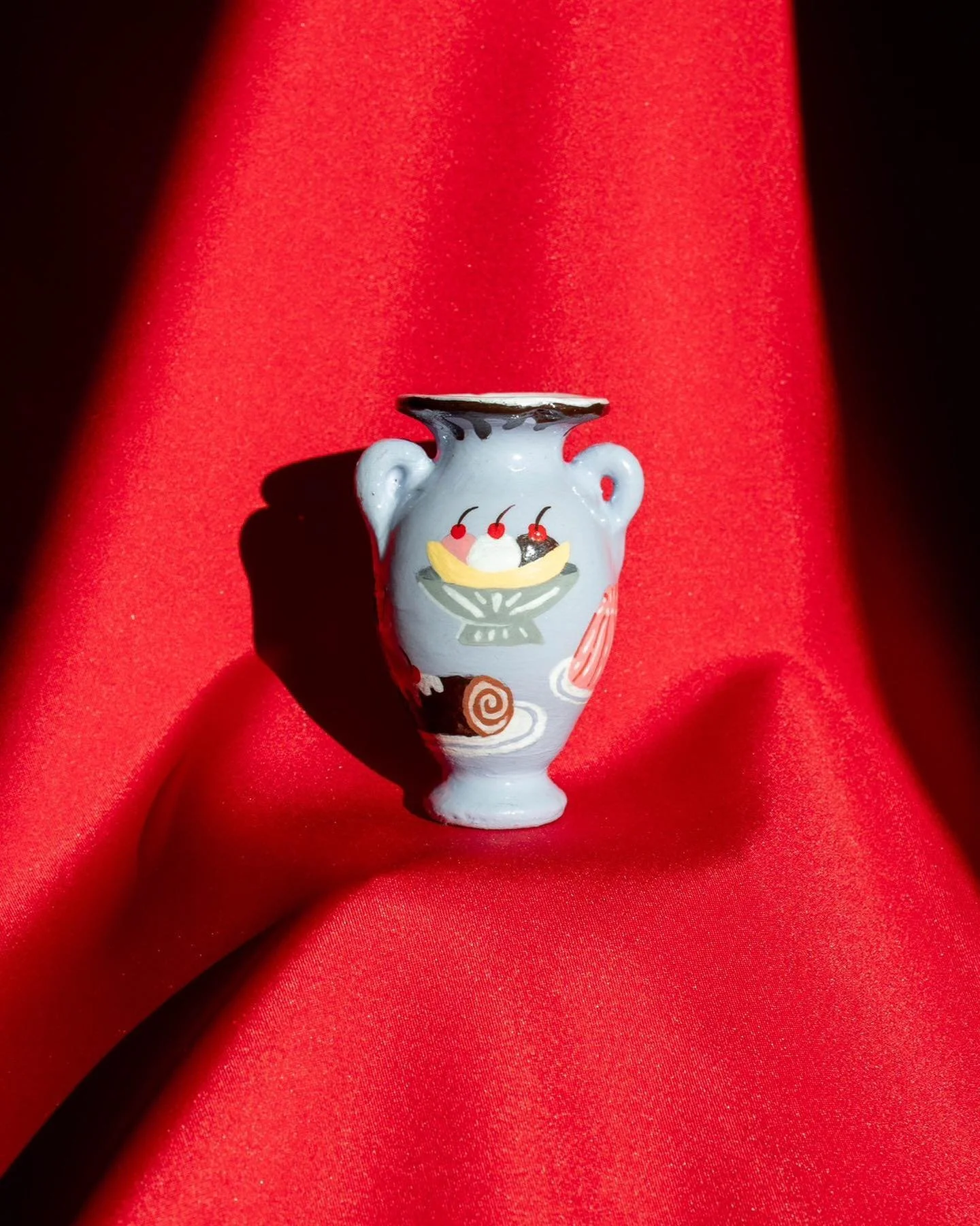 Teeny tiny little vase painted with little yummy desserts. This little baby sold before I could get a good 360 video of it but imagine it spinning and it being covered all around 🤗🤗🤗